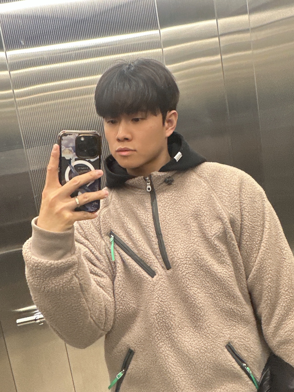 [더블적립] SUNLOVE Zip Player Fleece Pullover Taupe 착용 스타일 - 2