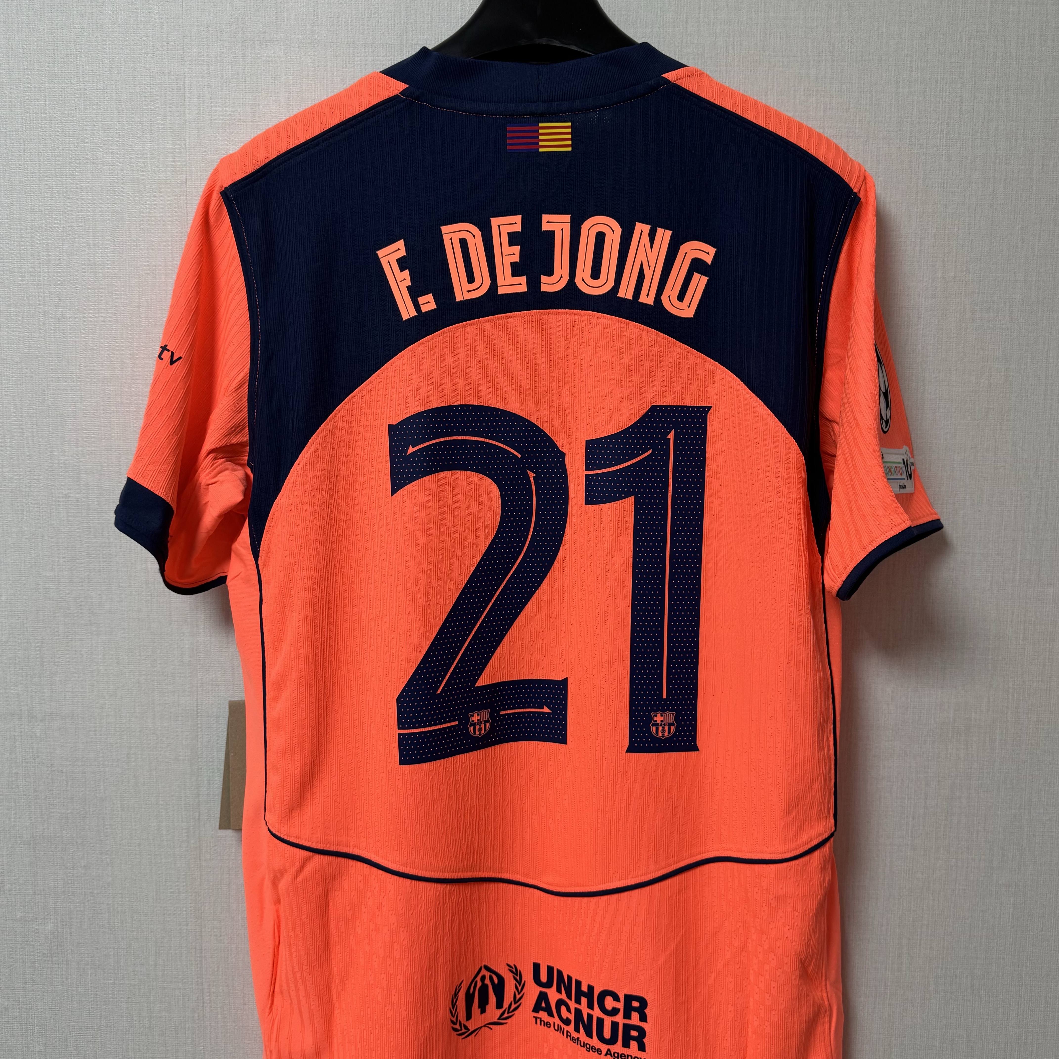 Nike FC Barcelona 2025/26 Match 3rd Dri-Fit ADV Total 90 Authentic Jersey Bright Mango Midnight Navy (Non Marking Ver.), Nike FC Barcelona 2025/26 Stadium 3rd Dri-Fit Total 90 Replica Jersey Bright Mango Midnight Navy (Non Marking Ver.) 착용 스타일 - 2