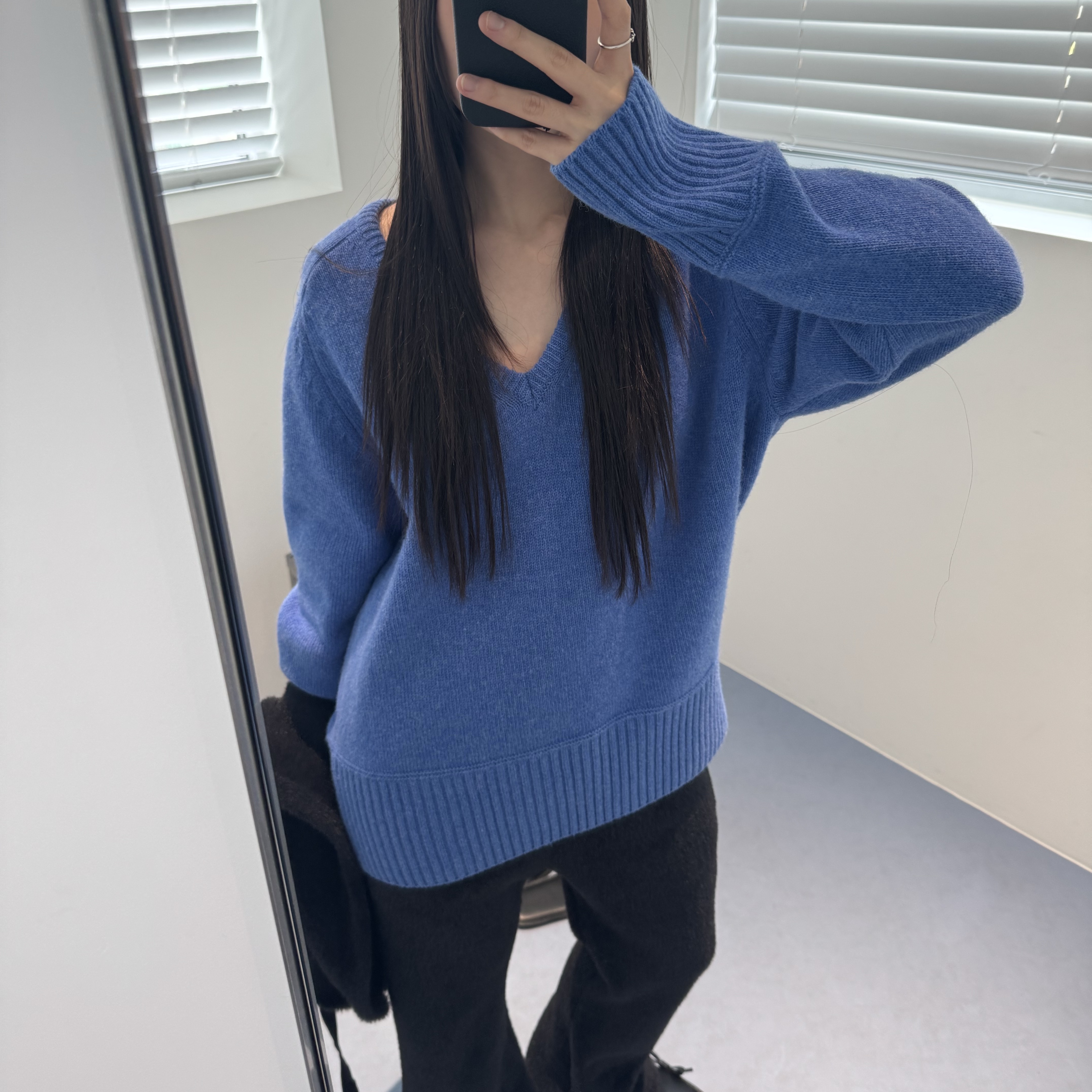 GBH APPAREL Wool V-Neck Sweater / Marine Blue 착용 스타일