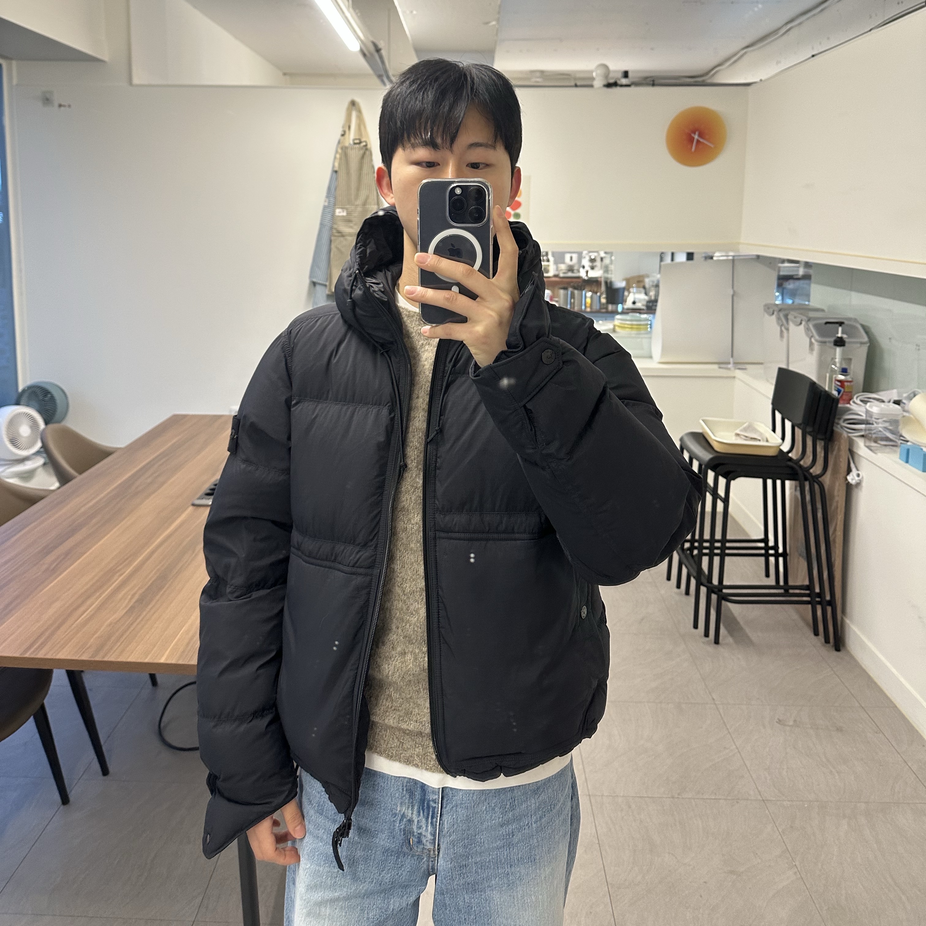 Stone Island 4100019 Matt Ripstop Cordura Advanced Fabrics Down Parka with Water Resistance and Snap Pockets Black - 25FW, Stone Island 4100019 Matt Ripstop Cordura Advanced Fabrics Down Parka with Water Resistance and Snap Pockets Cement - 25FW 착용 스타일 - 3
