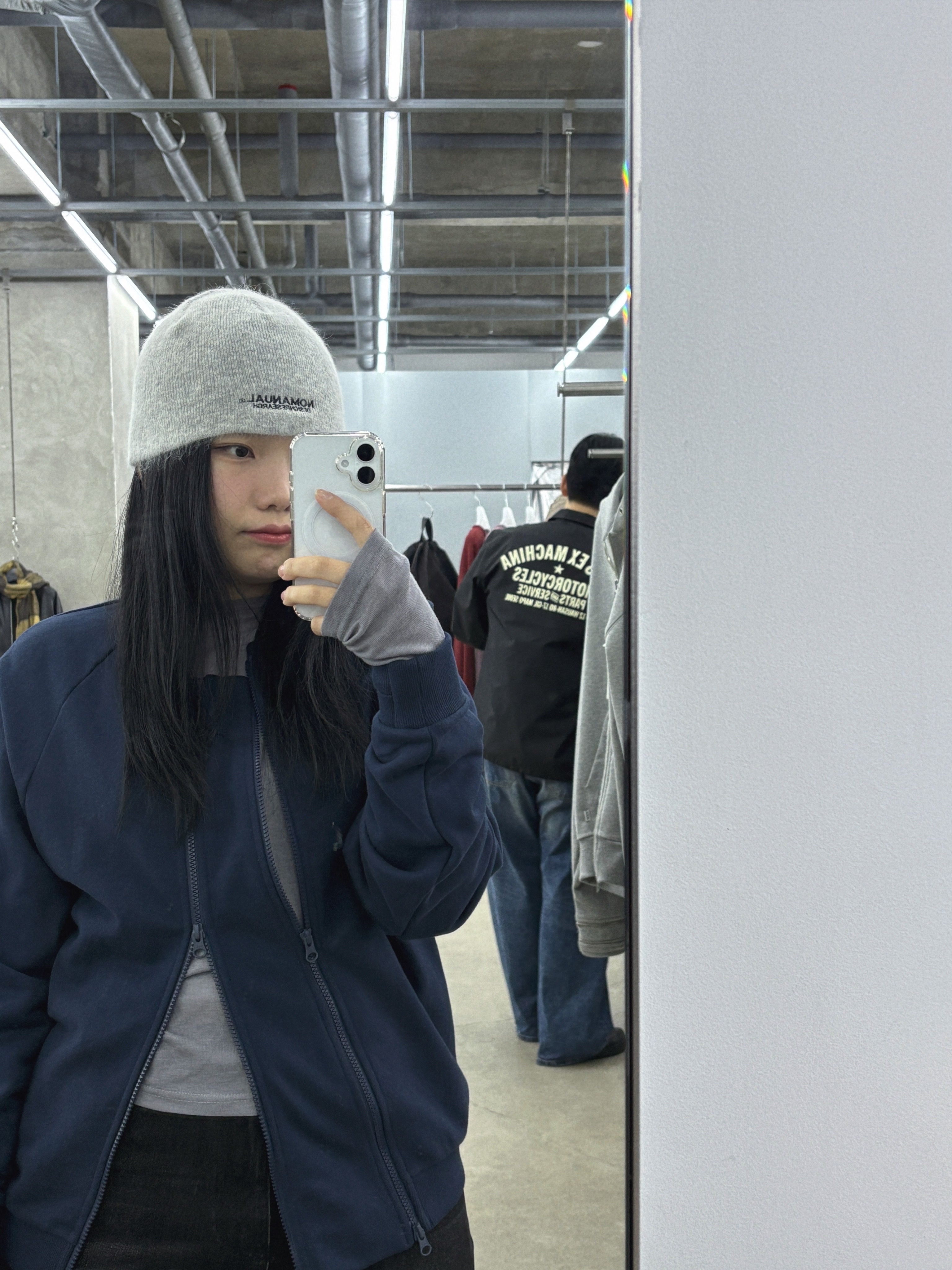 NOMANUAL NM Hairy Beanie Light Gray, Hatchingroom Dual Zip Cardigan Dark Blue 착용 스타일