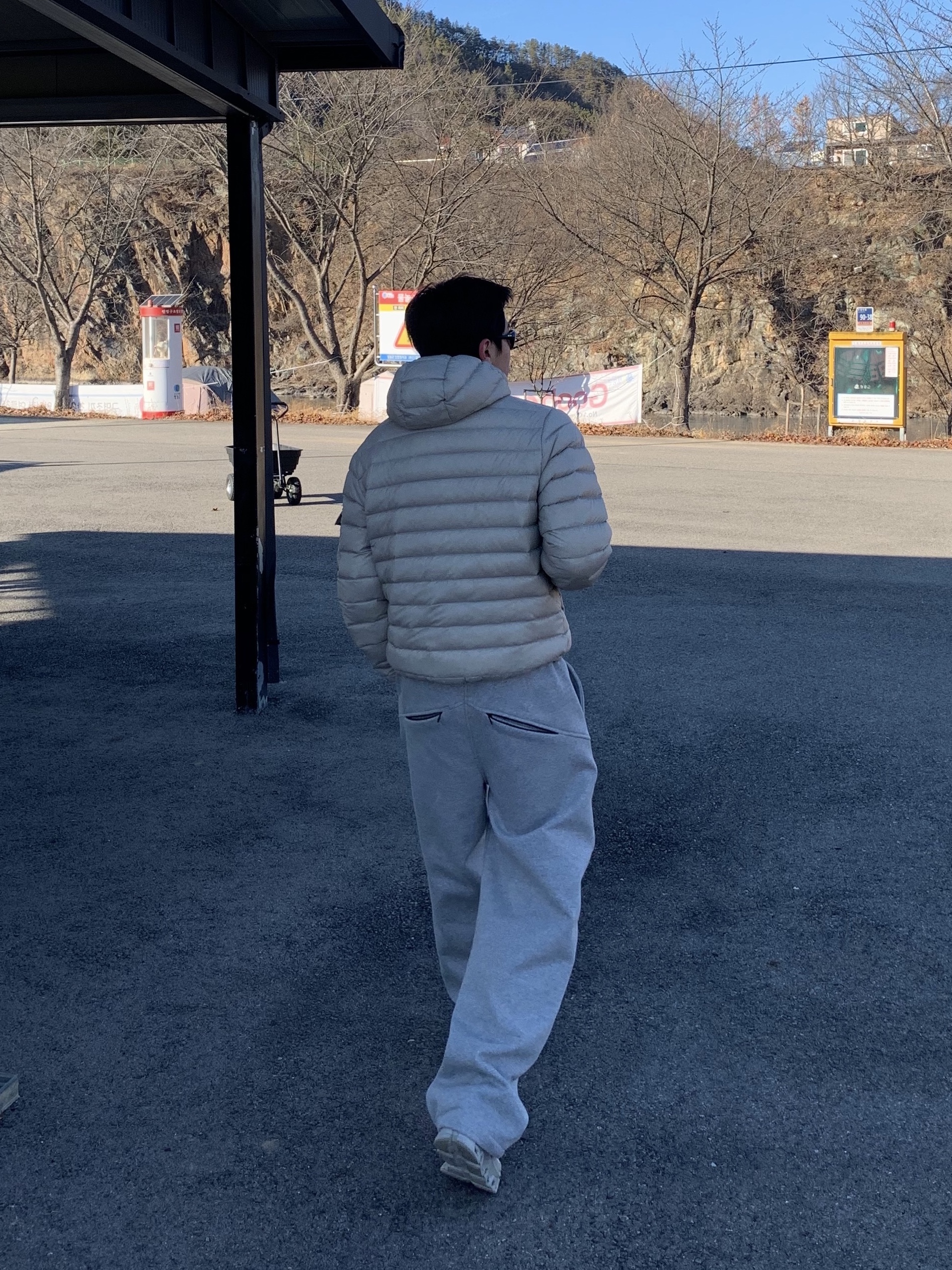 On Running x Post Archive Faction (Paf) Cloudmonster 2 Moondust Chalk, Oakley Eye Jacket Redux Matte Black Frame Prizm Grey Lenses High Bridge Fit 착용 스타일 - 1