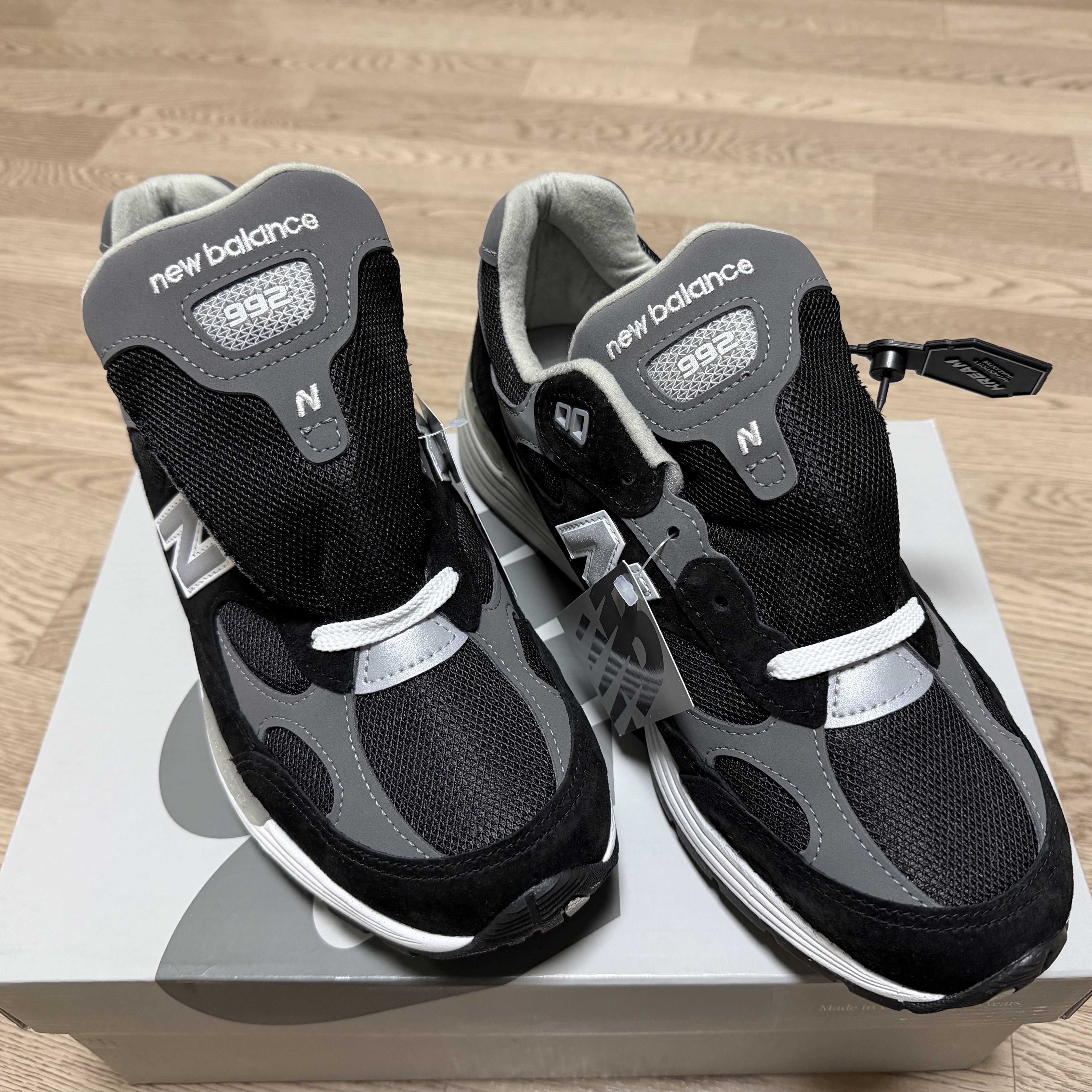 New Balance 992 Made in USA Core Black Grey 착용 스타일 - 1