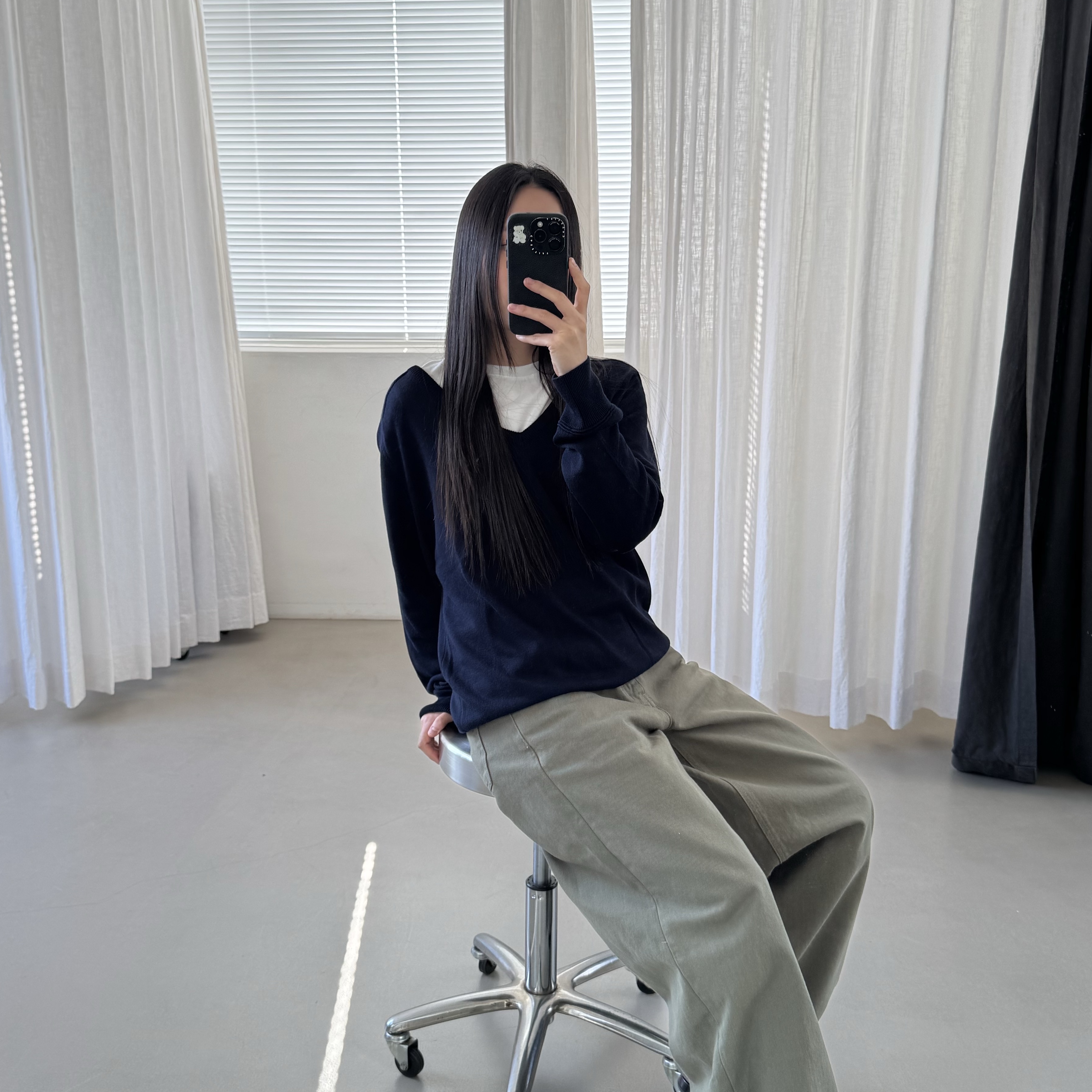 GBH APPAREL Loose V-Neck Knit / Navy 착용 스타일 - 1