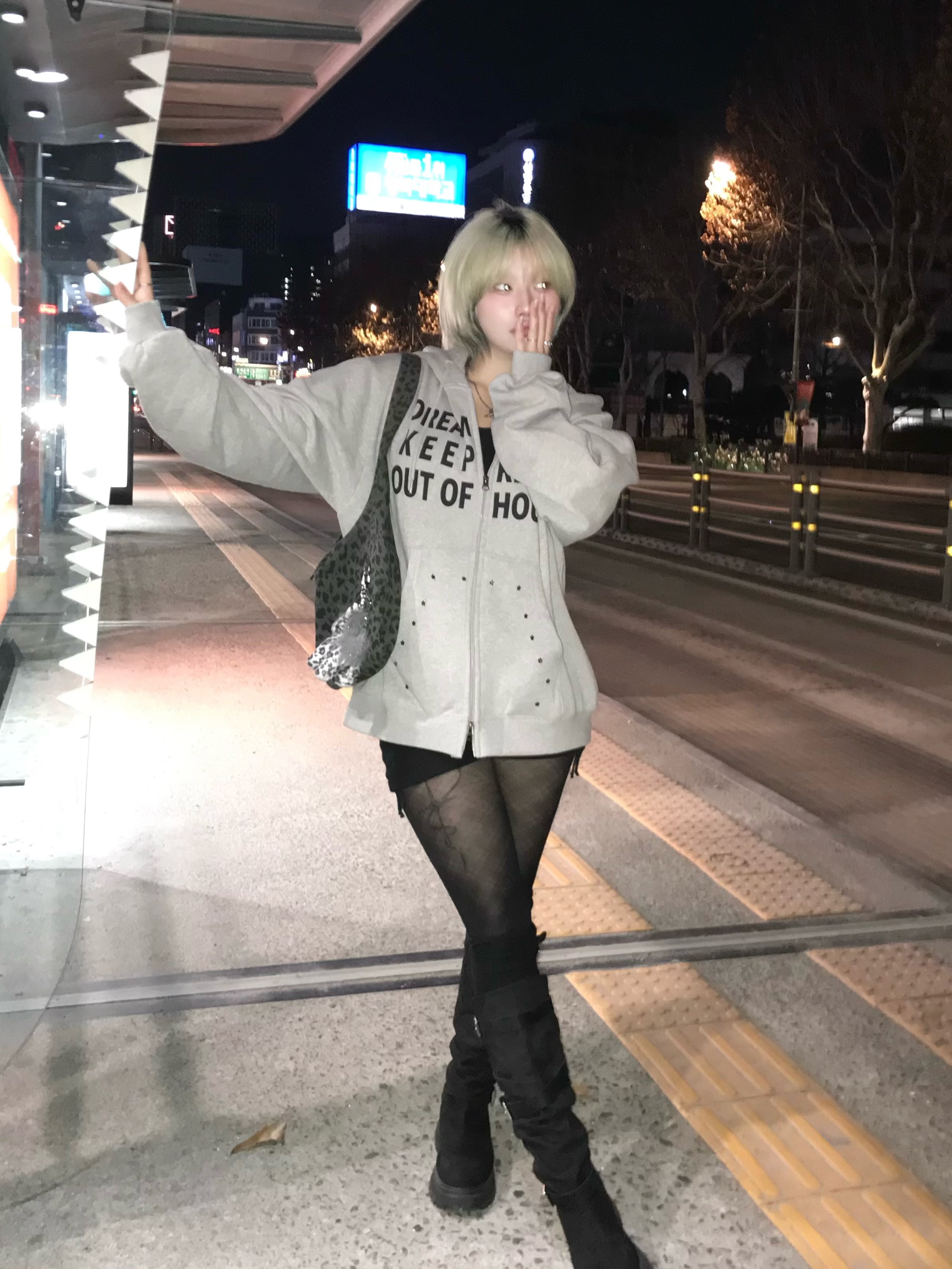 SLOW RECORD HOUSE Typo Star Hood Zip-Up Grey 착용 스타일 - 2