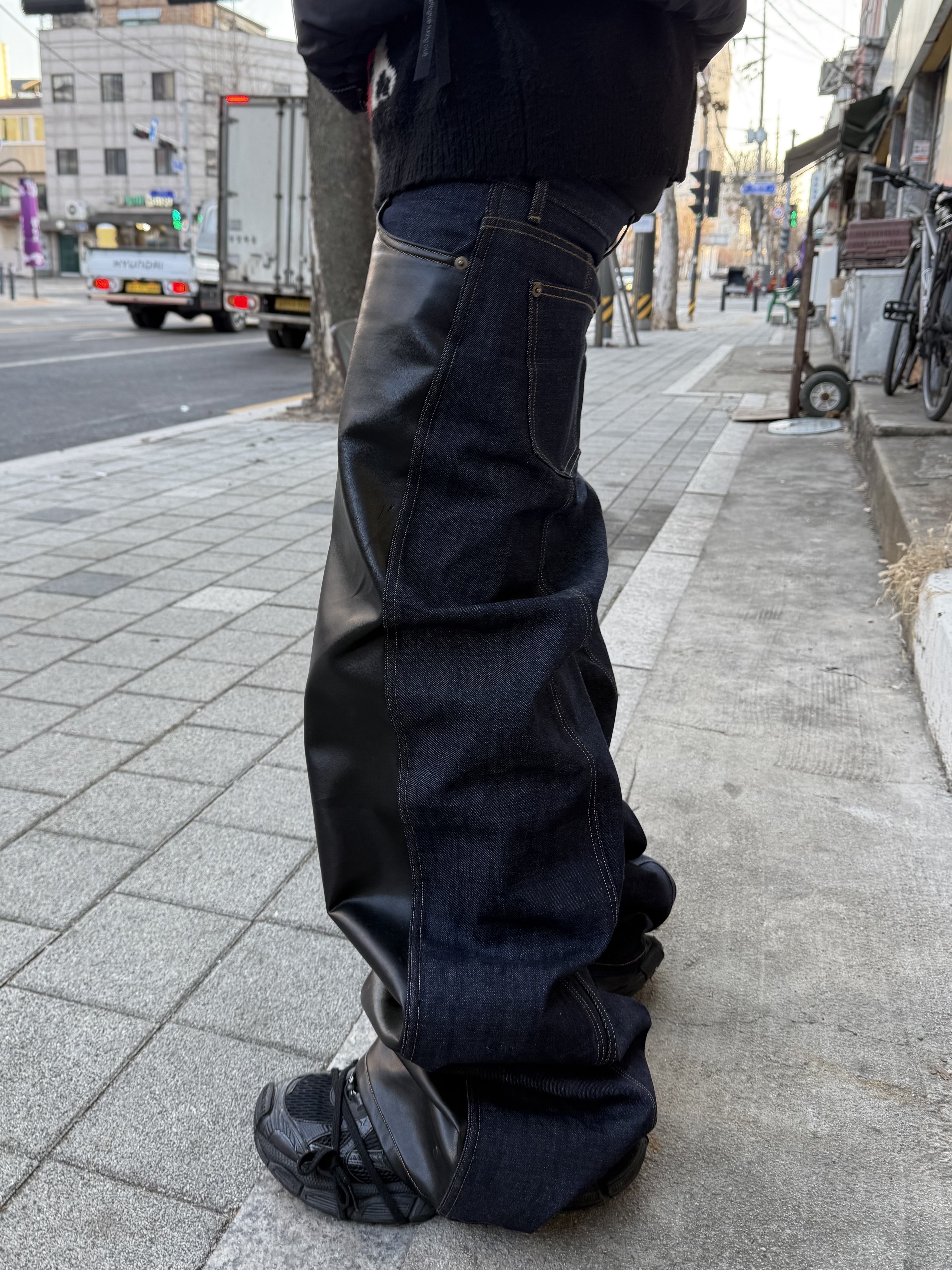 emostanceclub Leather Panel Half and Half Denim Indigo 착용 스타일