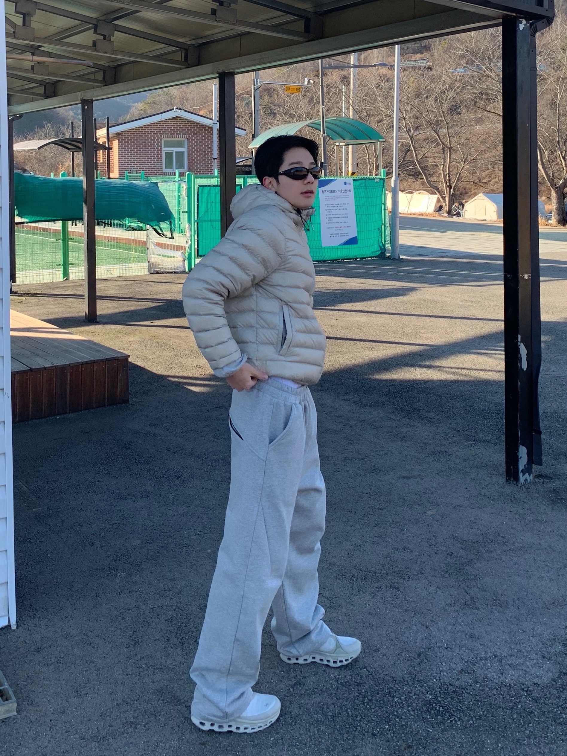 On Running x Post Archive Faction (Paf) Cloudmonster 2 Moondust Chalk, Oakley Eye Jacket Redux Matte Black Frame Prizm Grey Lenses High Bridge Fit 착용 스타일 - 2