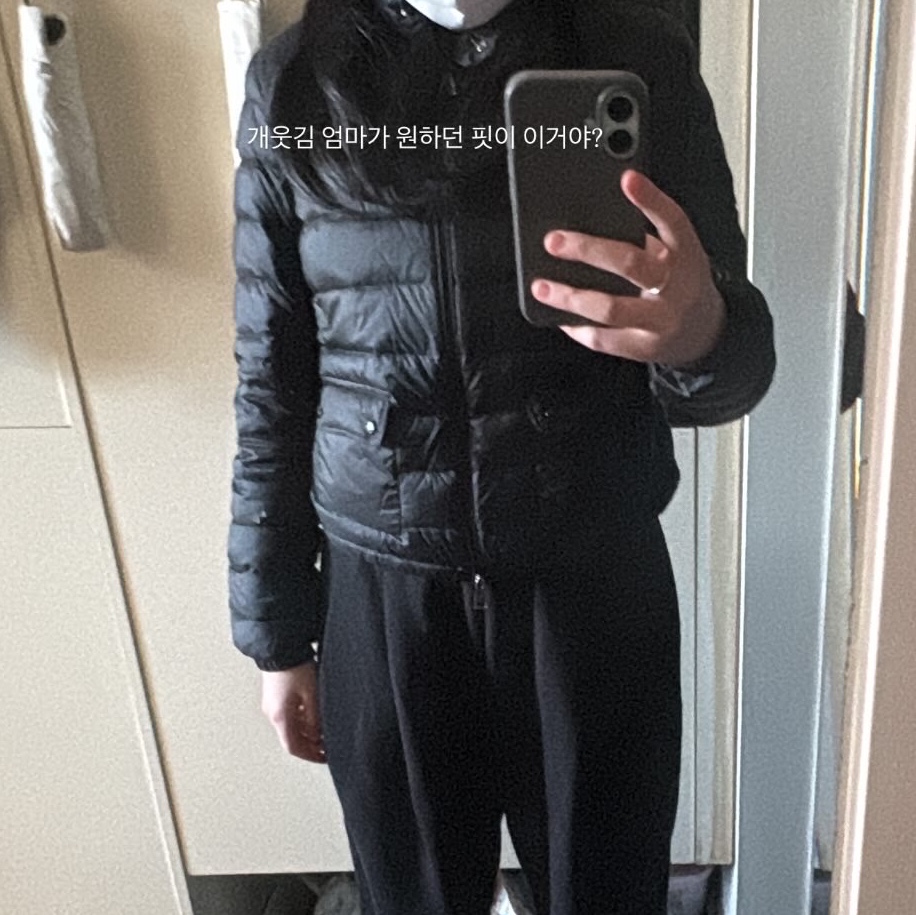 Dior 30 Montaigne Five Slot Card Holder Blue Dior Oblique Jacquard, (W) Moncler Lans Short Down Jacket Black - 26SS 착용 스타일 - 2