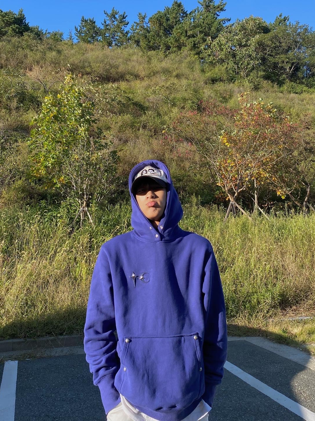 Thug Club Armor Hoodie Navy 착용 스타일