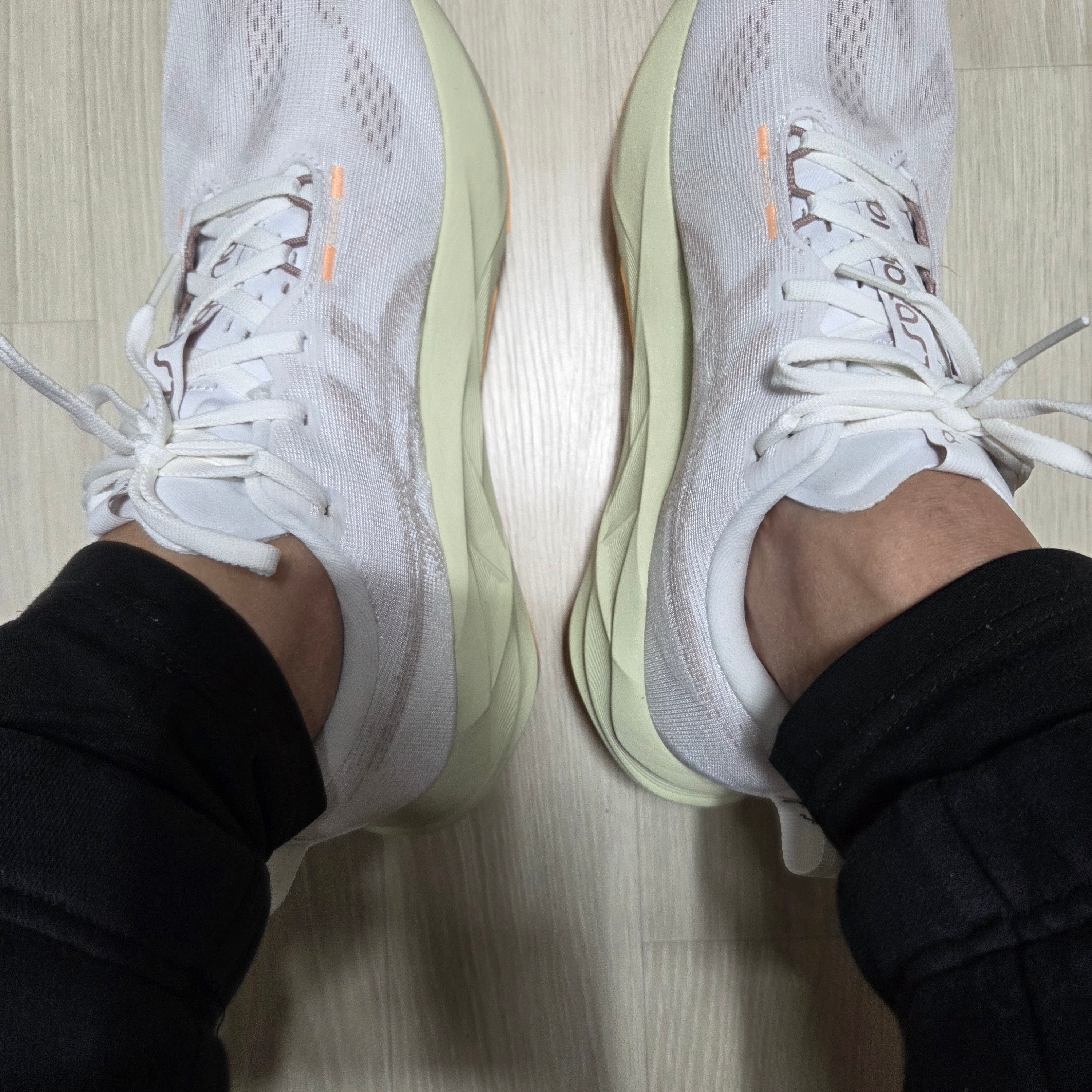 Asics Novablast 5 White Fawn 착용 스타일 - 1