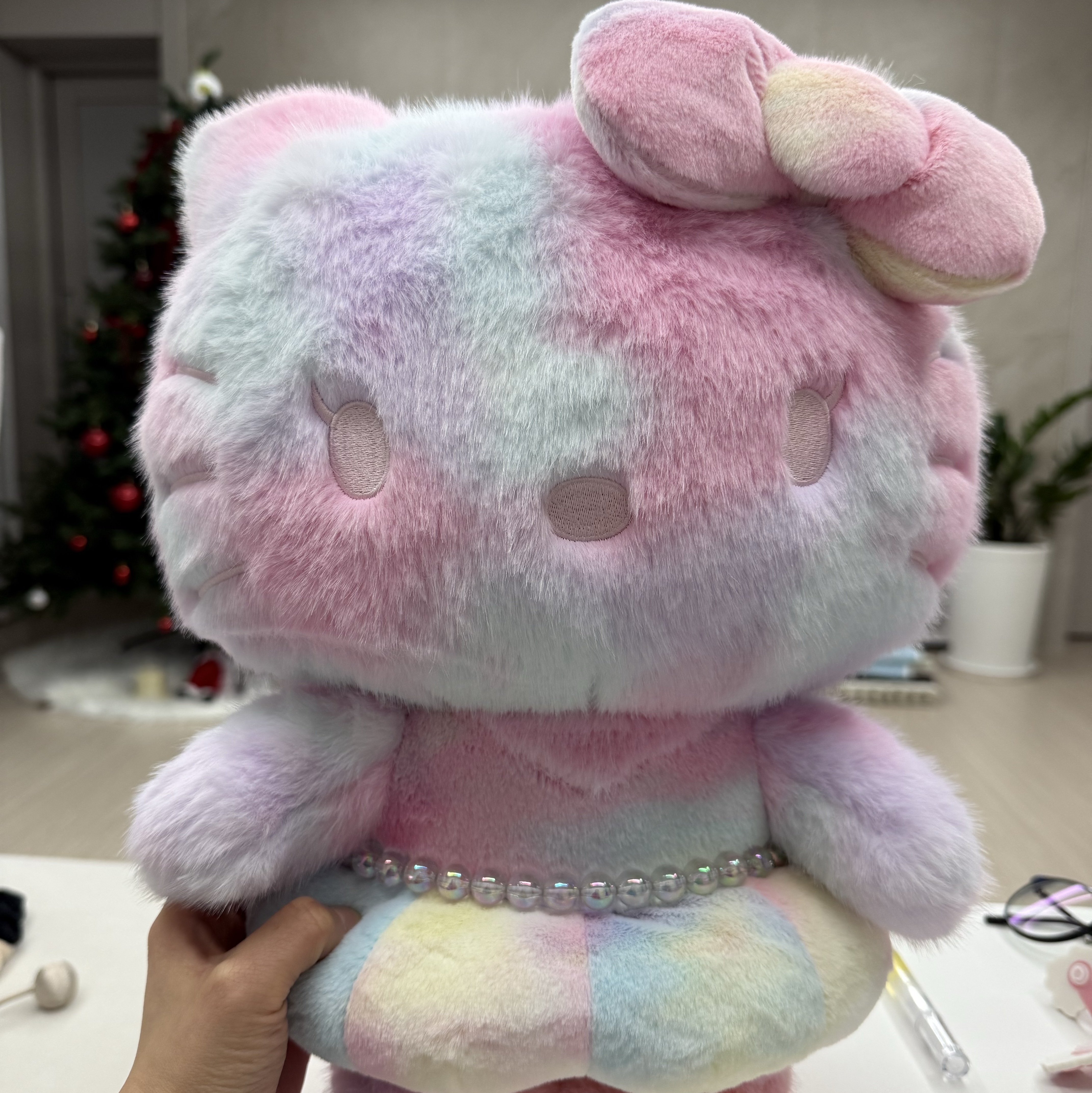 HELLO KITTY x JISOO 40cm Character Doll Rainbow, [HELLO KITTY x JISOO] 40CM Character Doll 착용 스타일 - 2