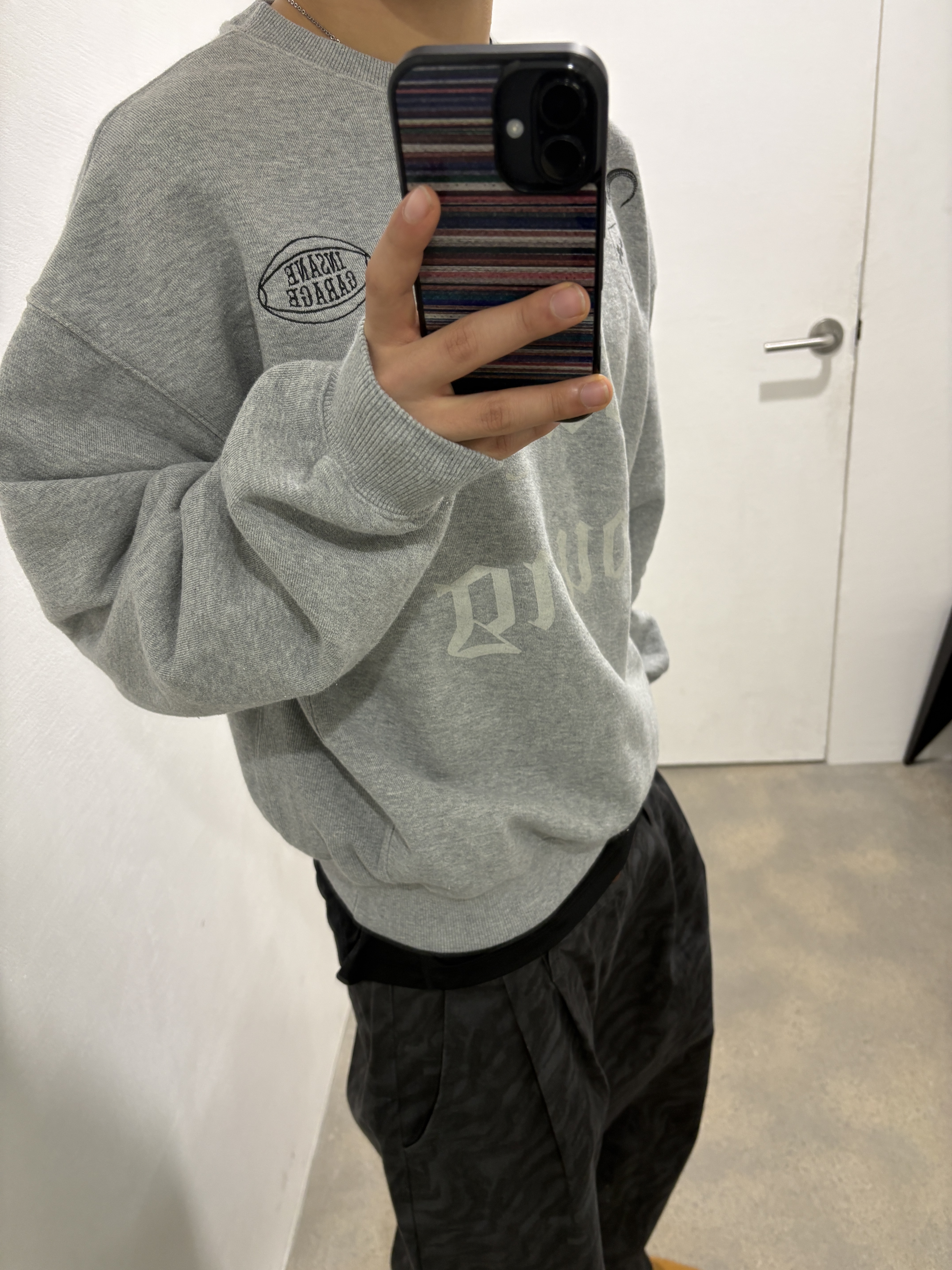 INSANE GARAGE Insane Graphic Sweat Shirt_Melange Gray, ersco Zebra Chino Pant Charcoal 착용 스타일