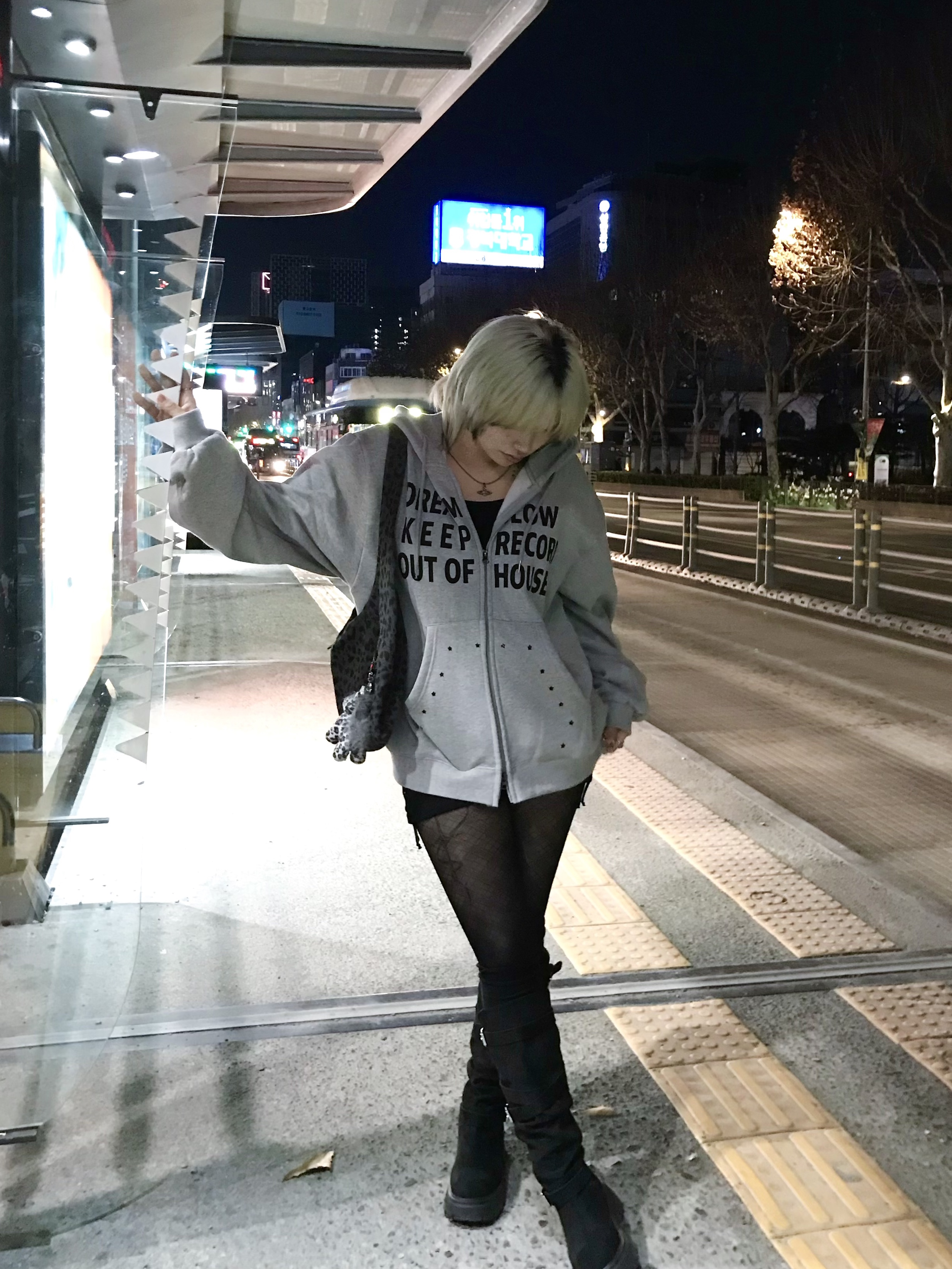 SLOW RECORD HOUSE Typo Star Hood Zip-Up Grey 착용 스타일 - 3