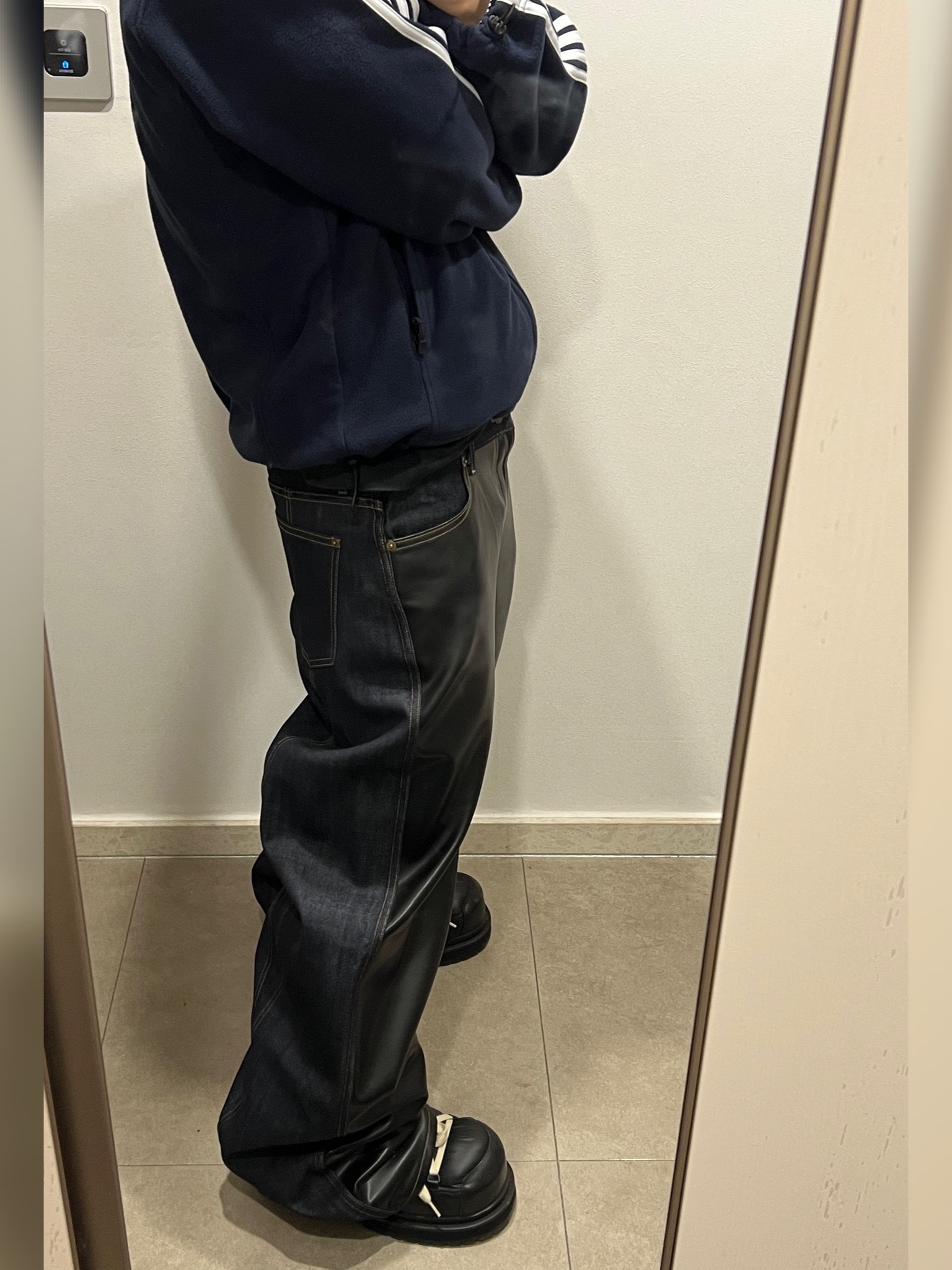 emostanceclub Leather Panel Half and Half Denim Indigo 착용 스타일 - 2