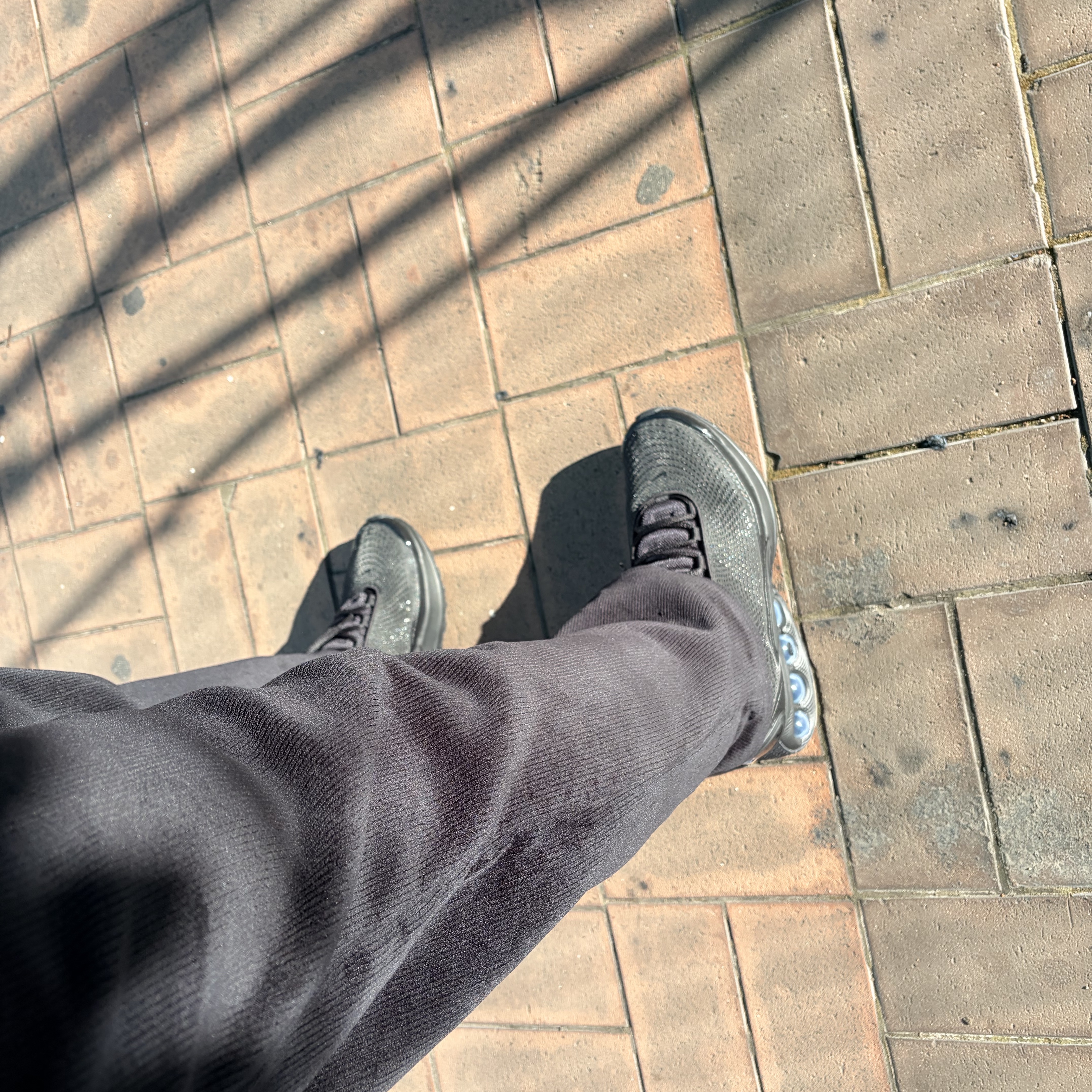 Nike Air Max Dn Black Grey 착용 스타일 - 1