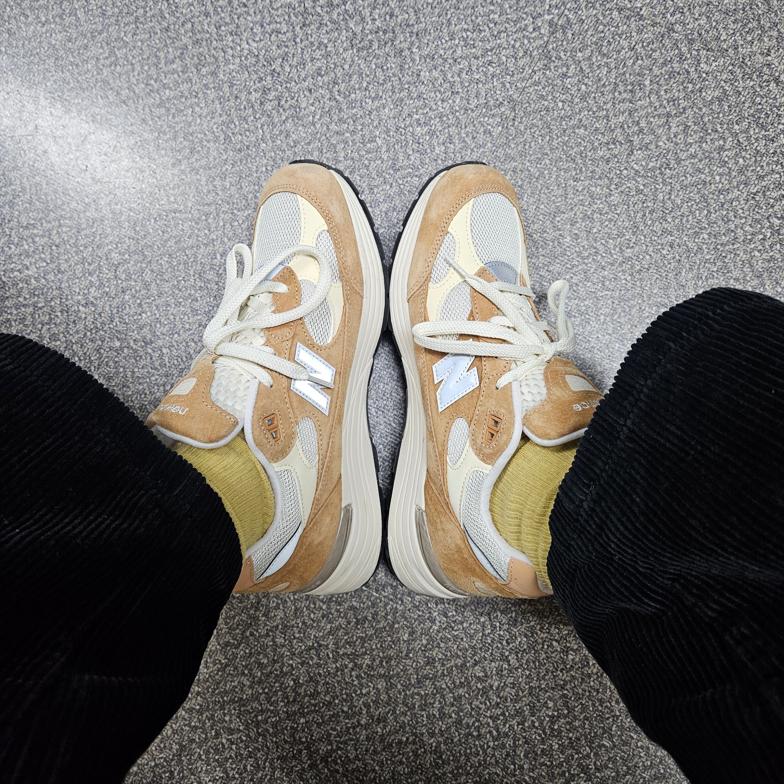 New Balance 992 Made in USA Sweet Caramel Calcium, Howlin Laser Attack Scarf Blue Thunder 착용 스타일 - 3