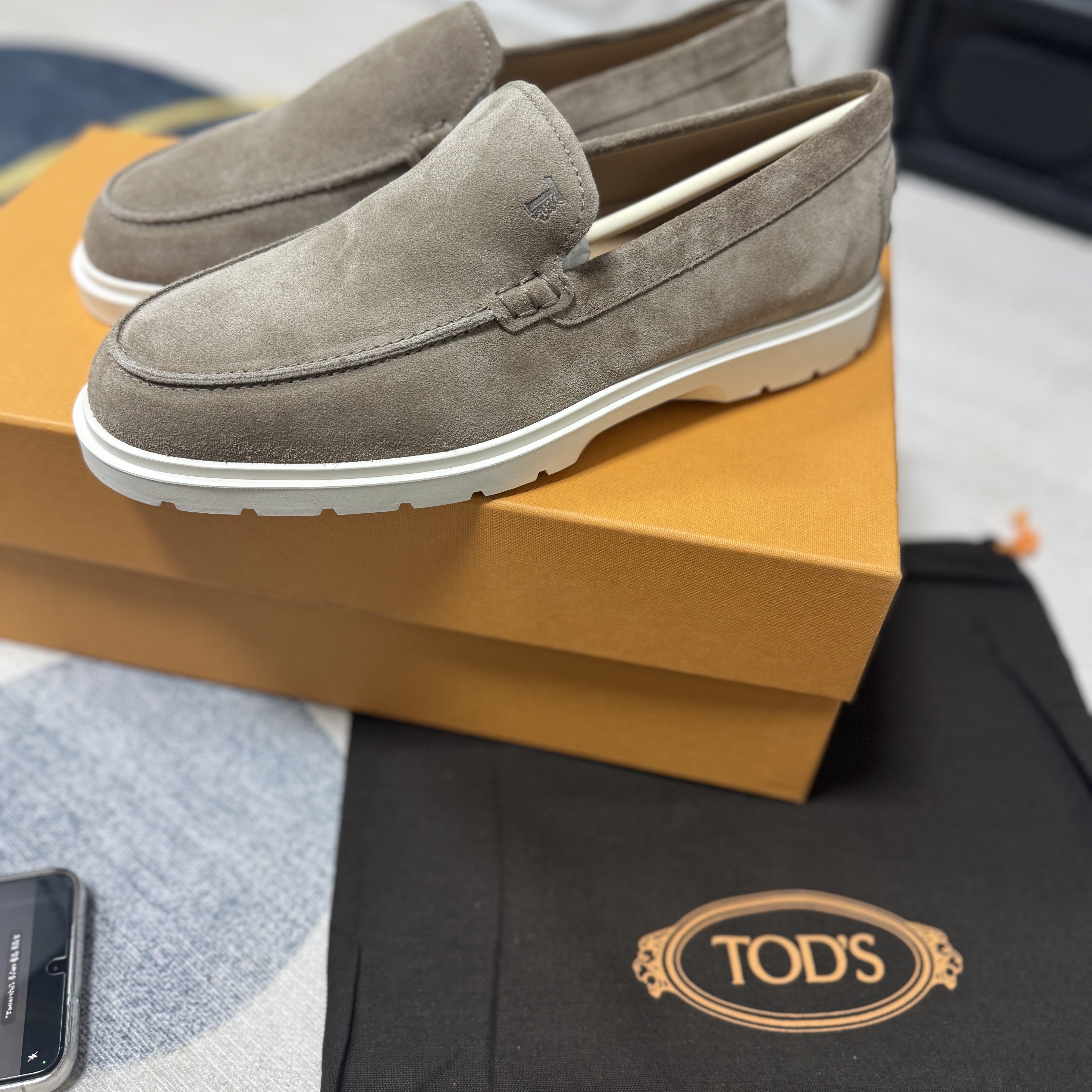 Tod's Suede Slipper Loafers Beige 착용 스타일