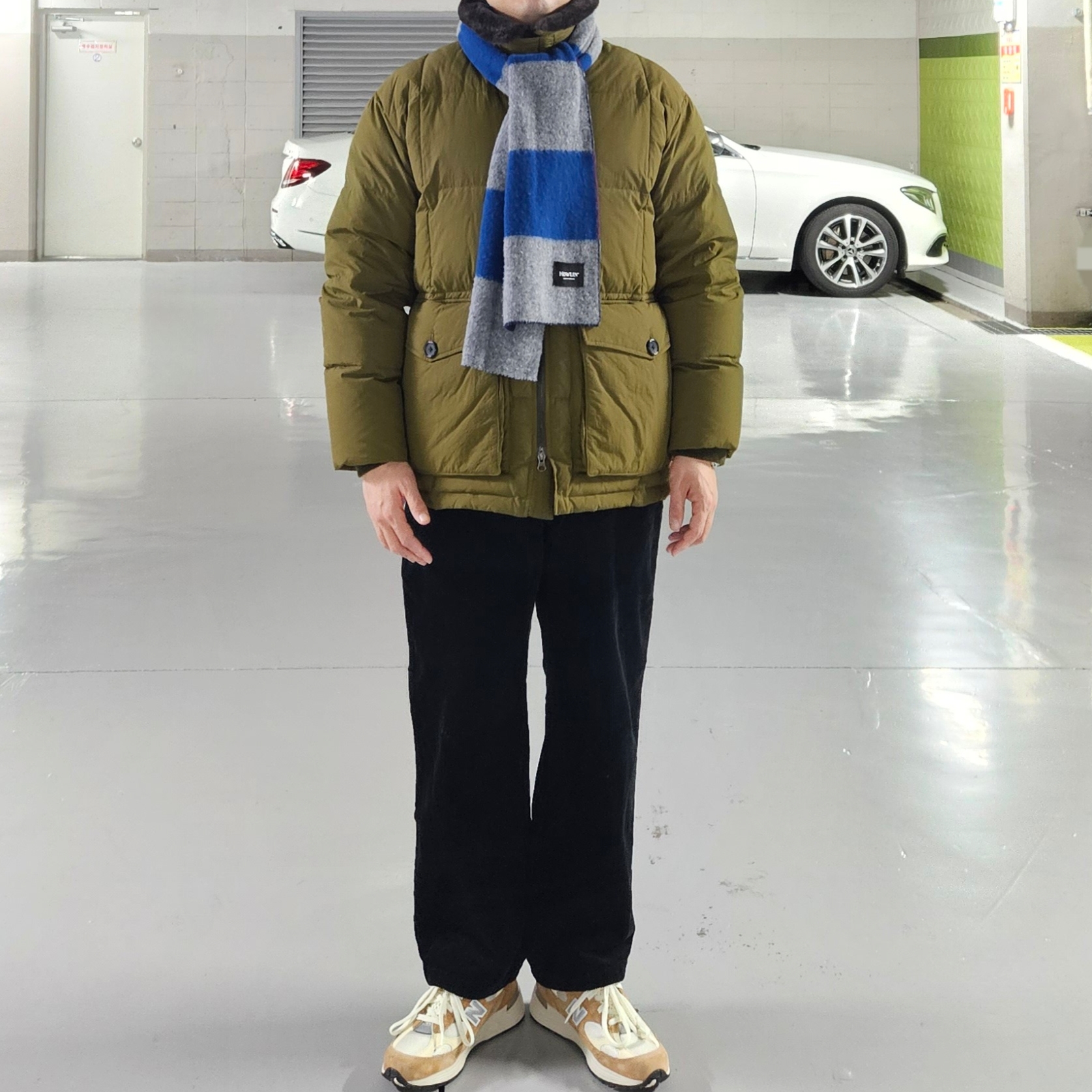 New Balance 992 Made in USA Sweet Caramel Calcium, Howlin Laser Attack Scarf Blue Thunder 착용 스타일 - 2