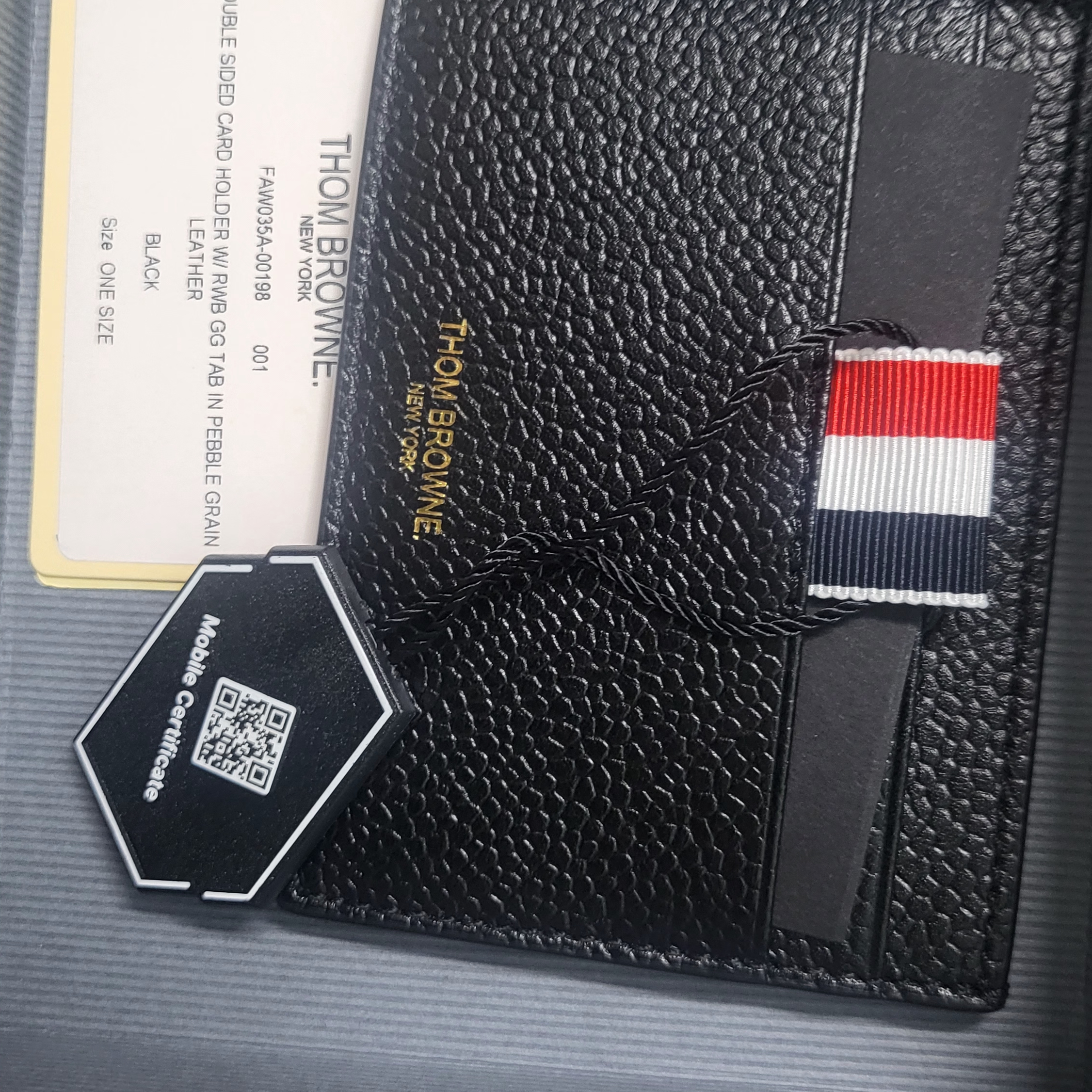 Thom Browne Pebble Grain Leather Stripe Note Compartment Card Holder Black 착용 스타일 - 2