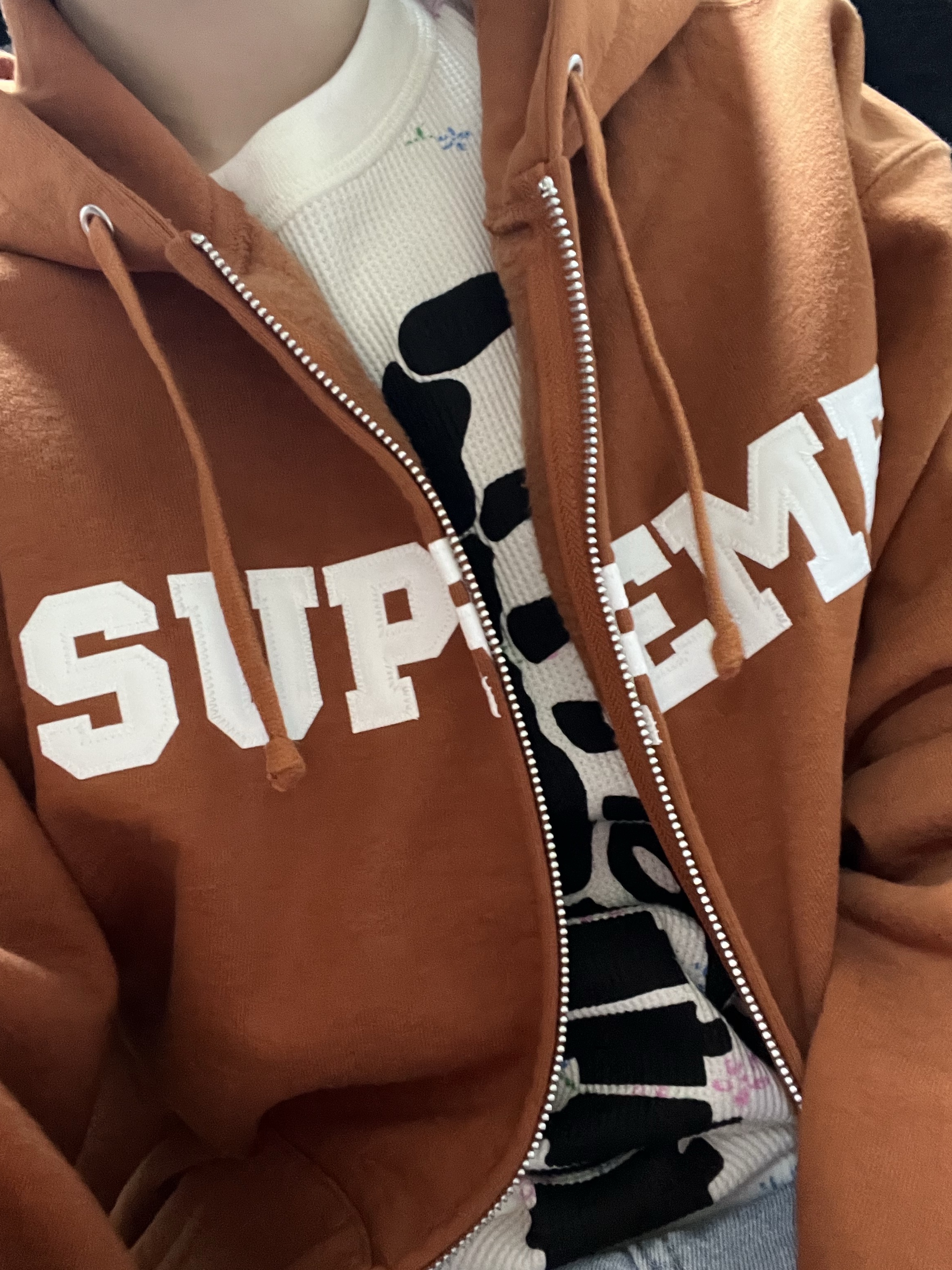 Supreme Collegiate Applique Zip Up Hooded Sweatshirt Rust - 25FW, Supreme Hanes Bones Thermal Crew Floral (1 Pack) - 25FW 착용 스타일