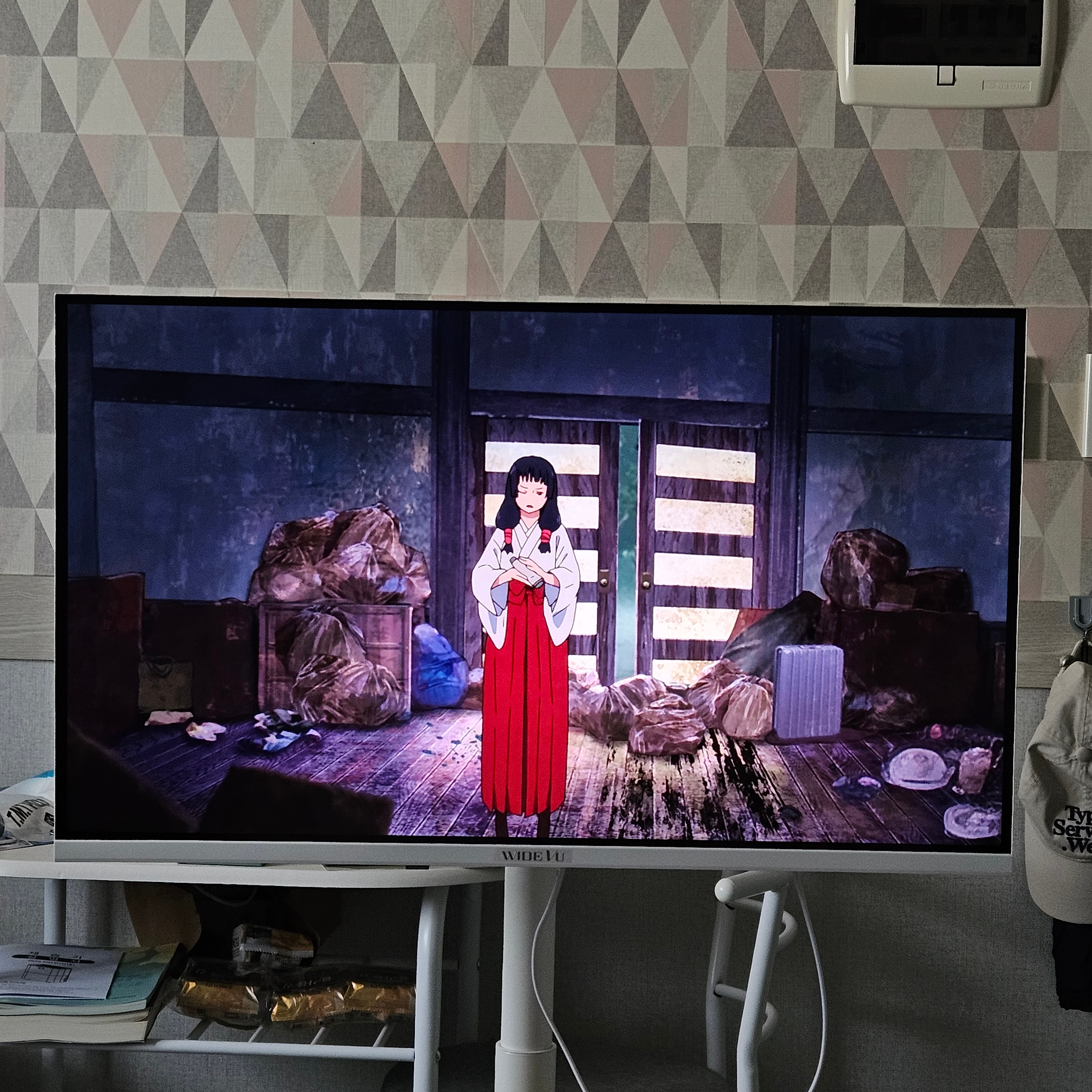 [12% 쿠폰] WIDEVU WideMovingVu White Edition V3 Set QLED 81 cm (32 in) FHD Smart Mobile TV 착용 스타일