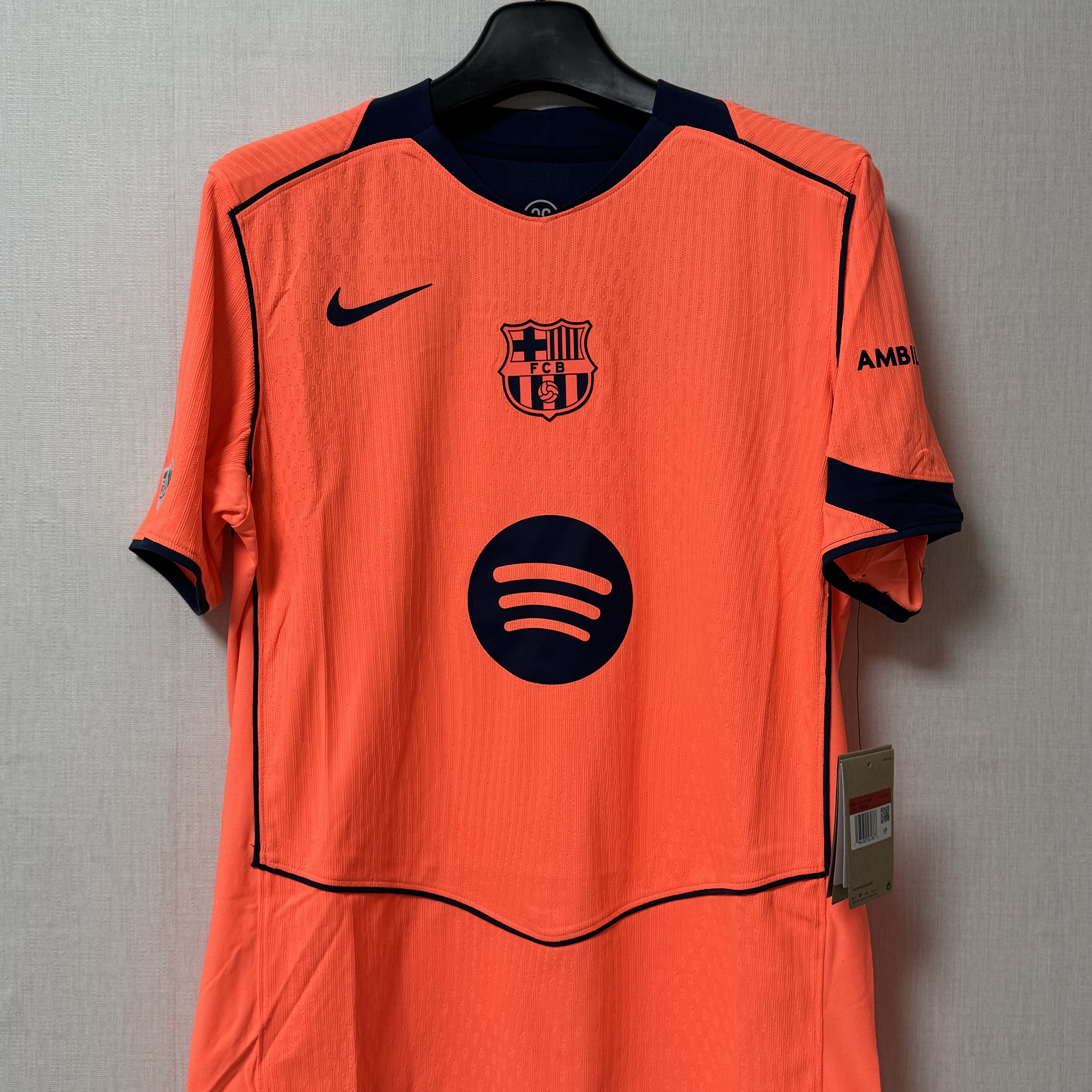 Nike FC Barcelona 2025/26 Match 3rd Dri-Fit ADV Total 90 Authentic Jersey Bright Mango Midnight Navy (Non Marking Ver.), Nike FC Barcelona 2025/26 Stadium 3rd Dri-Fit Total 90 Replica Jersey Bright Mango Midnight Navy (Non Marking Ver.) 착용 스타일 - 1