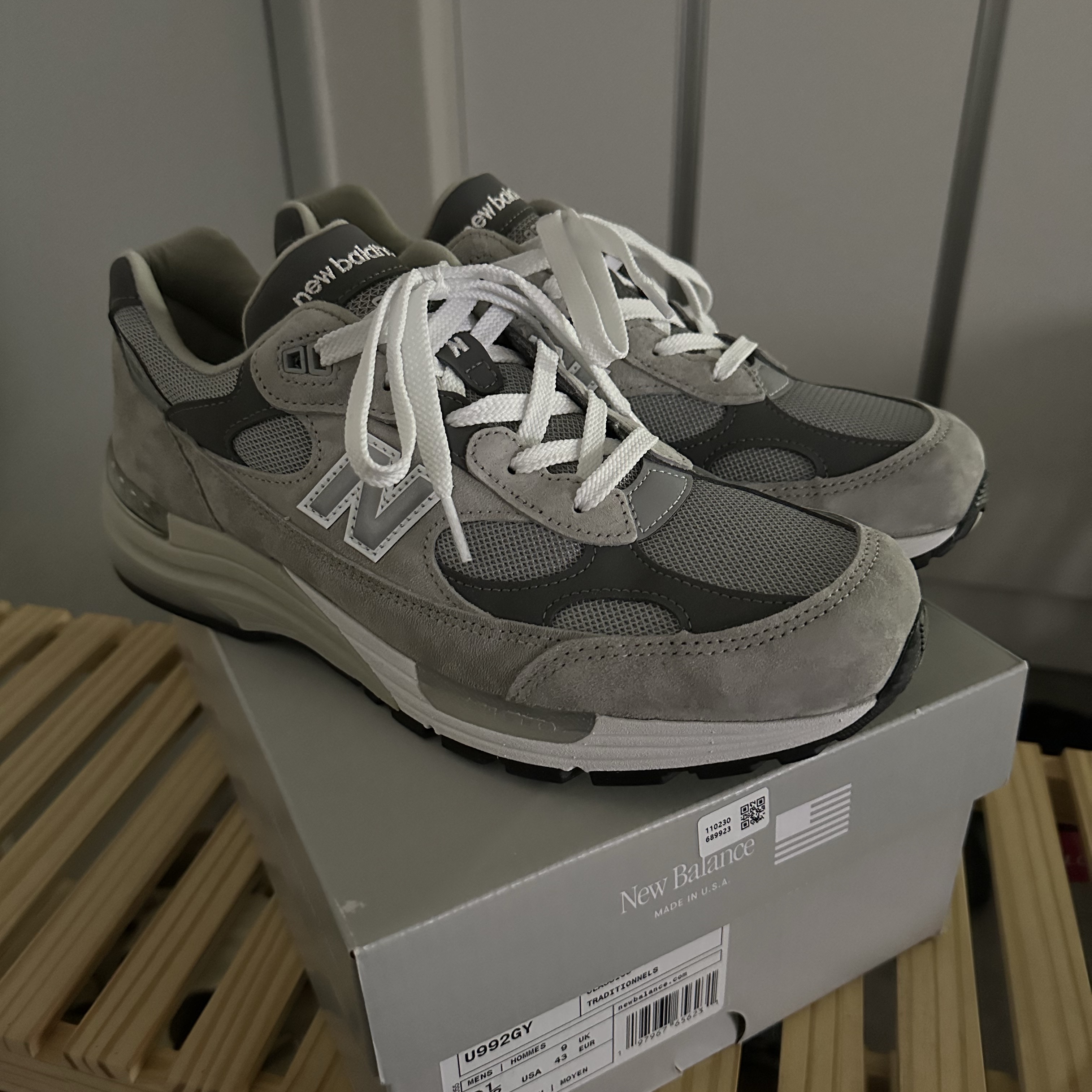 New Balance 992 Made in USA Core Grey Silver Metallic 착용 스타일