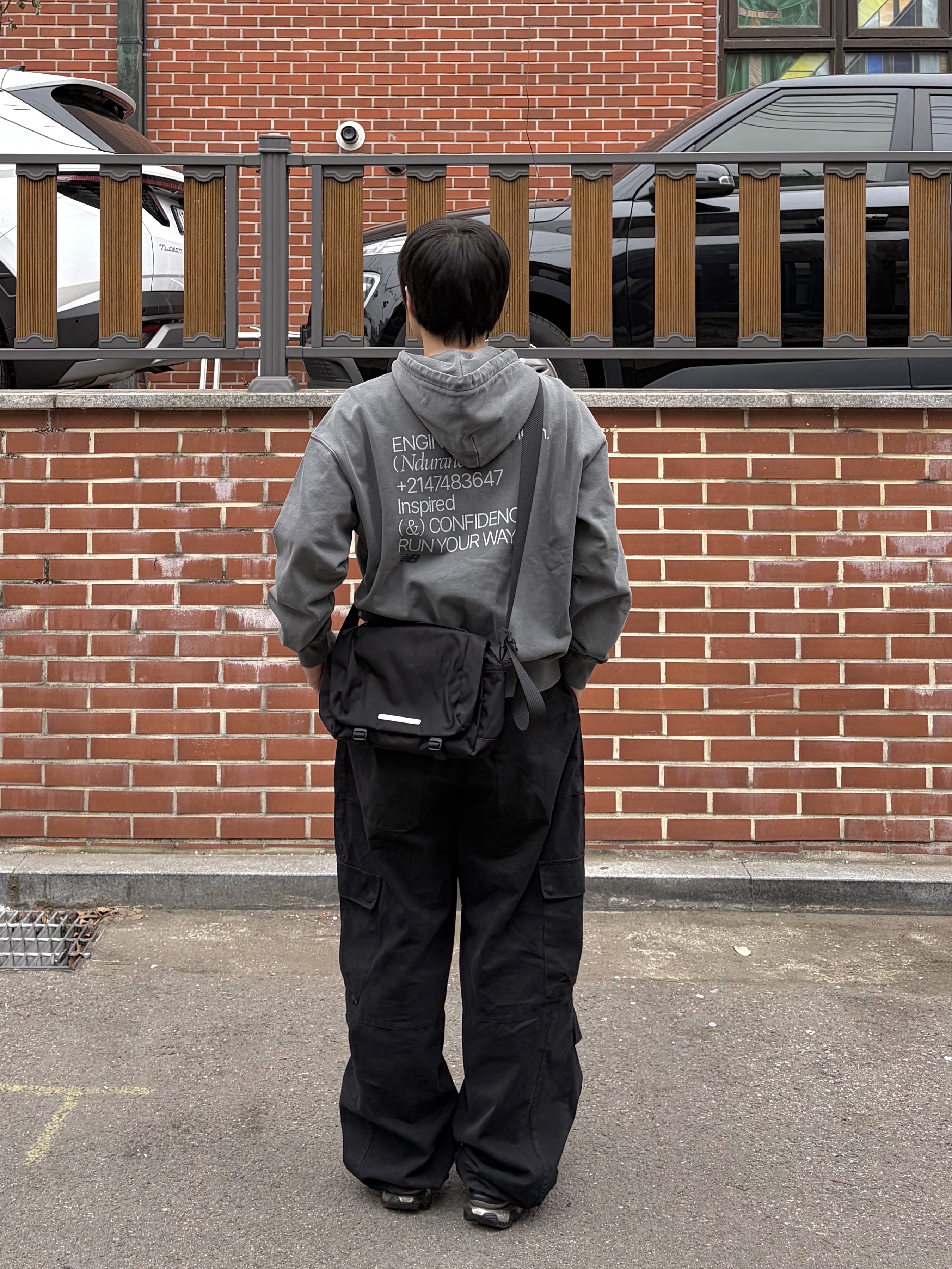 noun Washed Cargo Pants Black, Salomon x MM6 Maison Margiela XT-4 Mule Black 착용 스타일 - 3