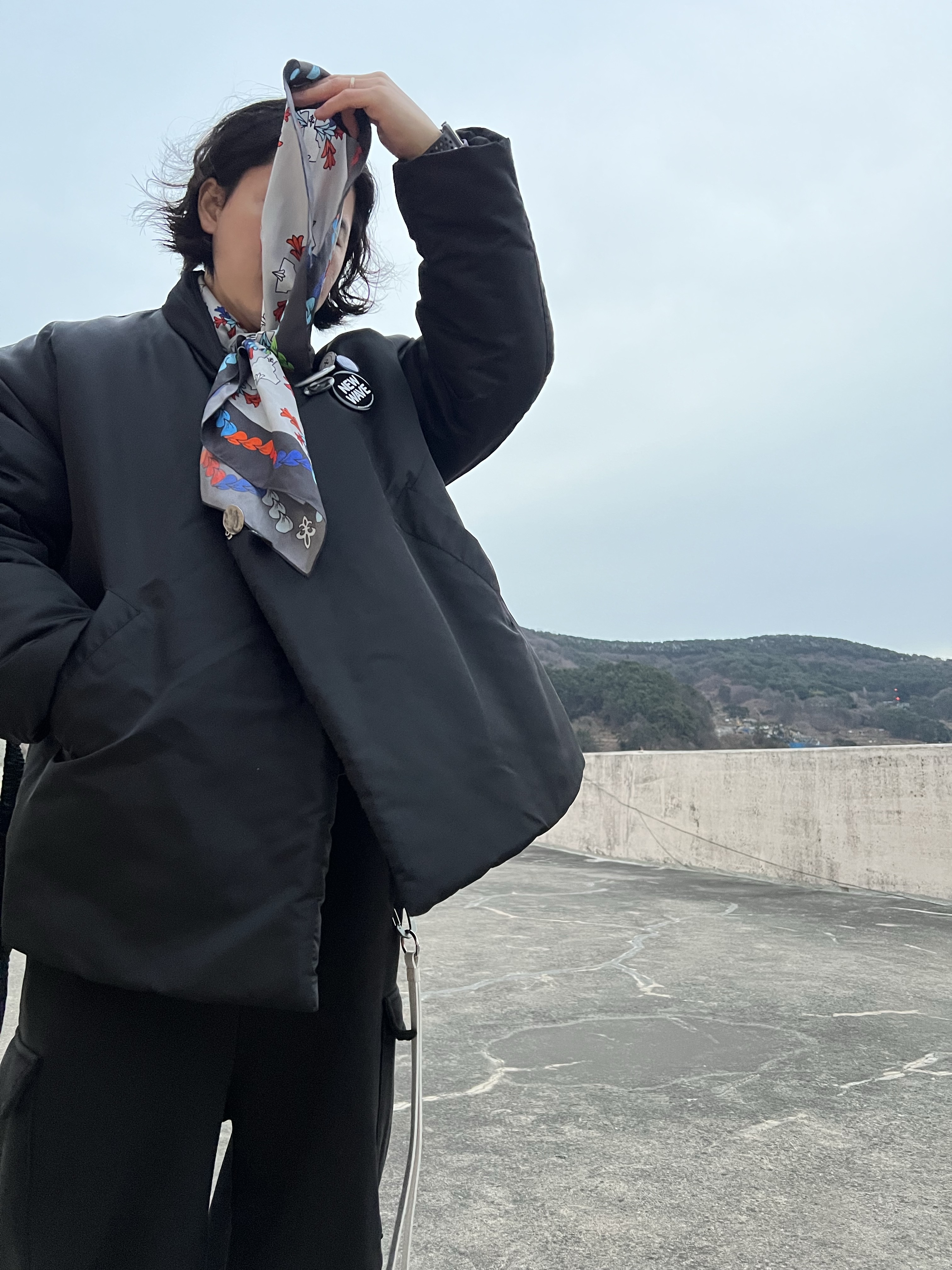 Awende Requiem Silk Scarf Multi, Farfromwhat Far Pin Button & Safety Pin 착용 스타일 - 1