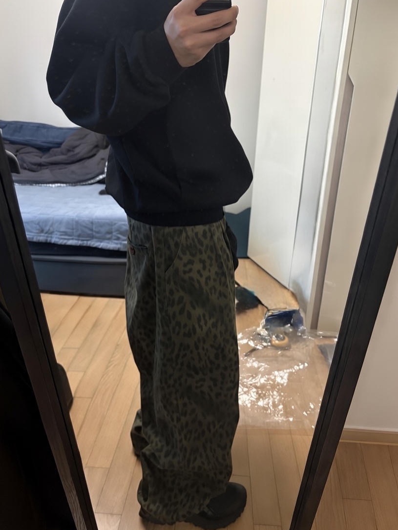 ersco Leopard Baggy Trousers Khaki 착용 스타일