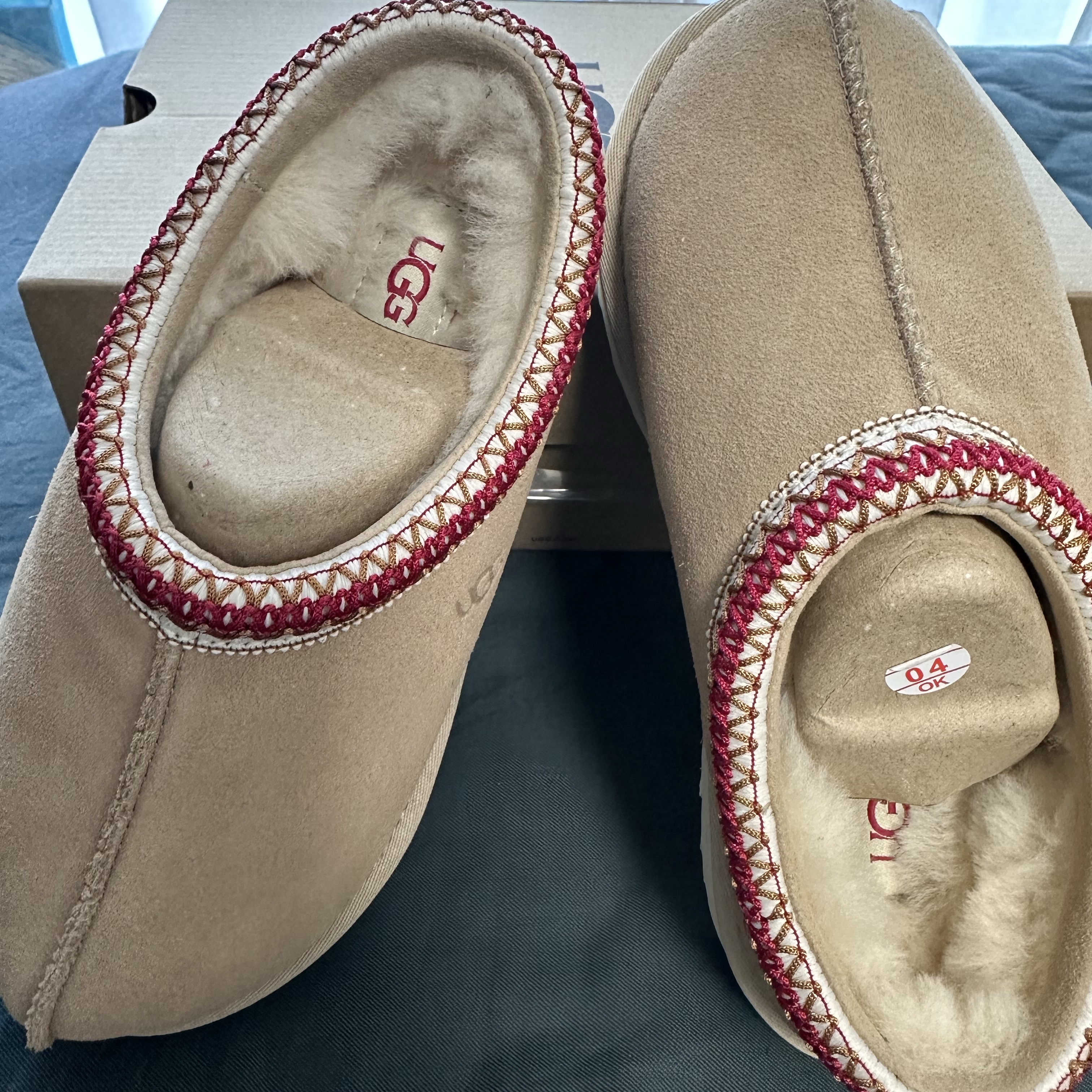 (W) UGG Tasman II Sand Dark Cherry 착용 스타일 - 3