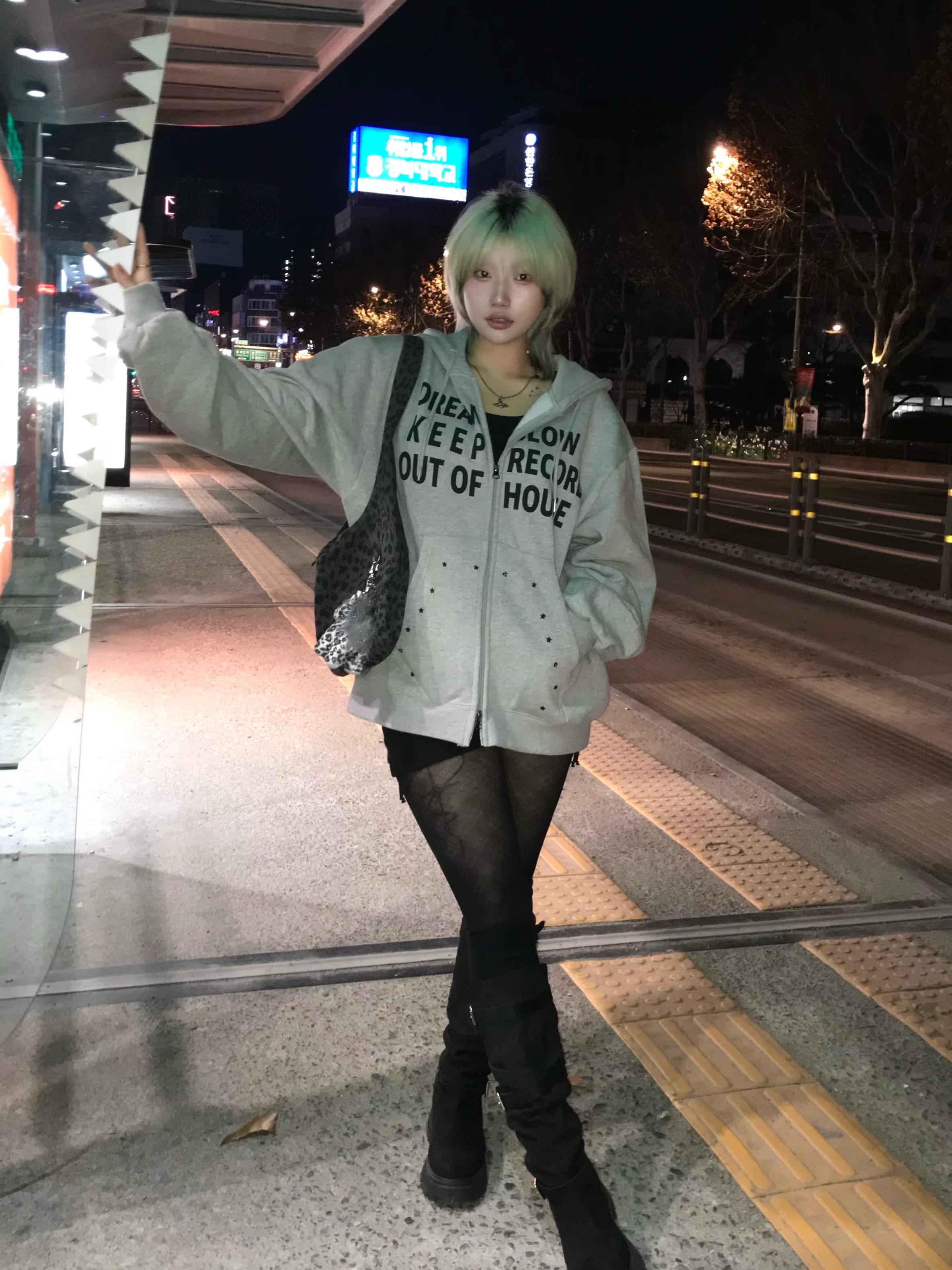 SLOW RECORD HOUSE Typo Star Hood Zip-Up Grey 착용 스타일 - 1