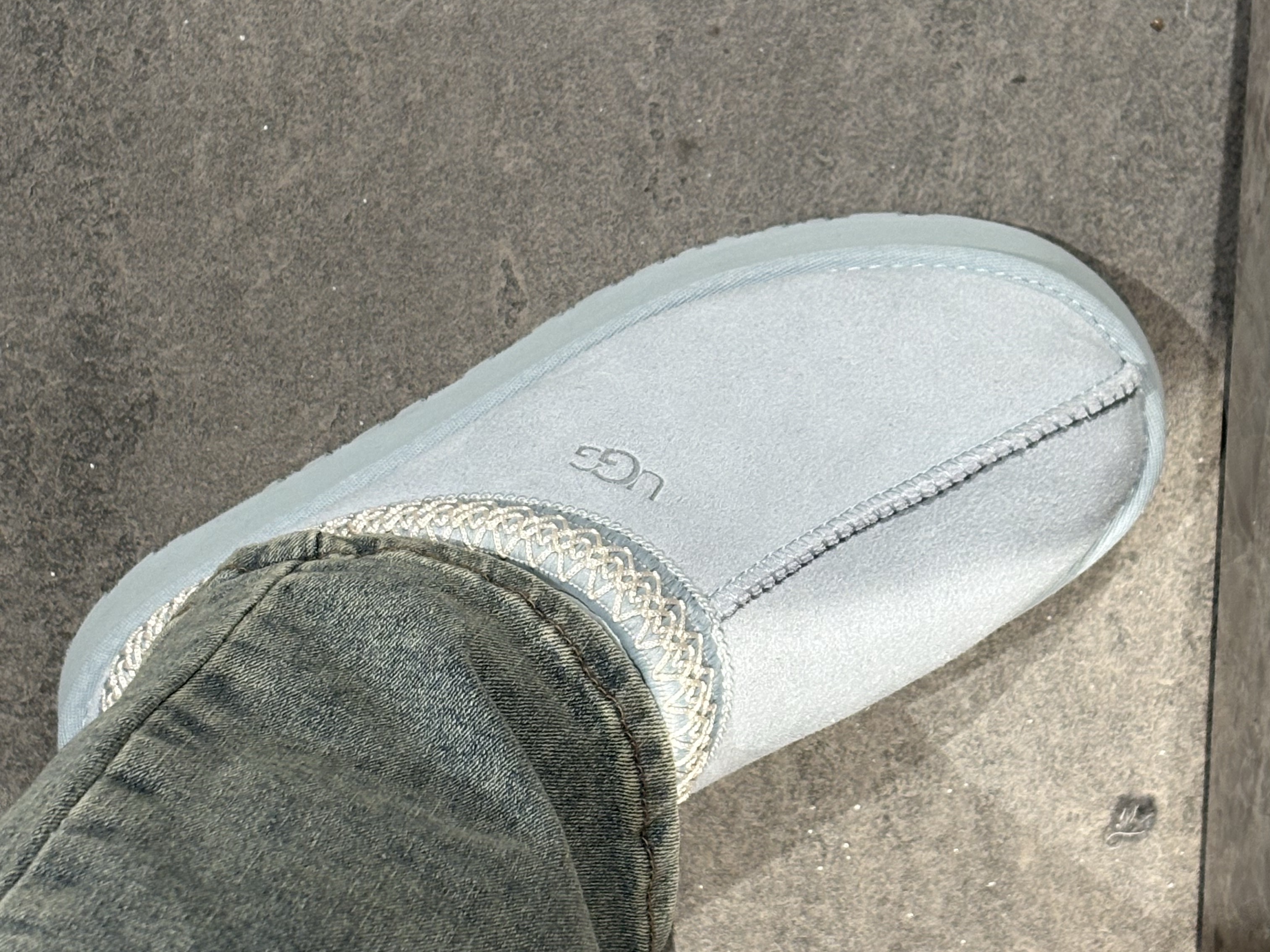 UGG Tasman Slipper Goose 착용 스타일