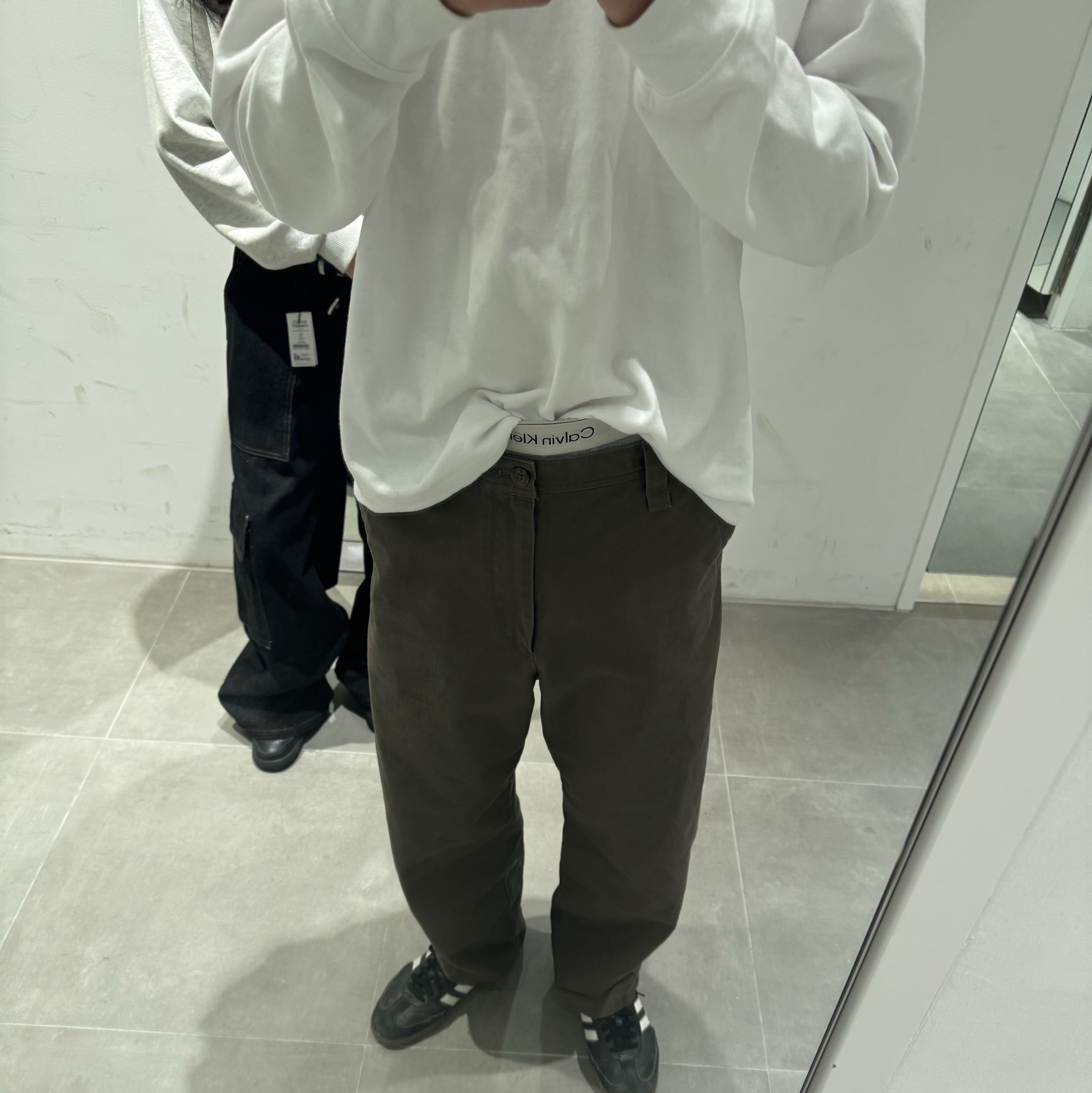 IAB Studio IAB Long Sleeve White, Calvin Klein Cotton Stretch 3-pack Low Rise Trunk Grey Heather 착용 스타일