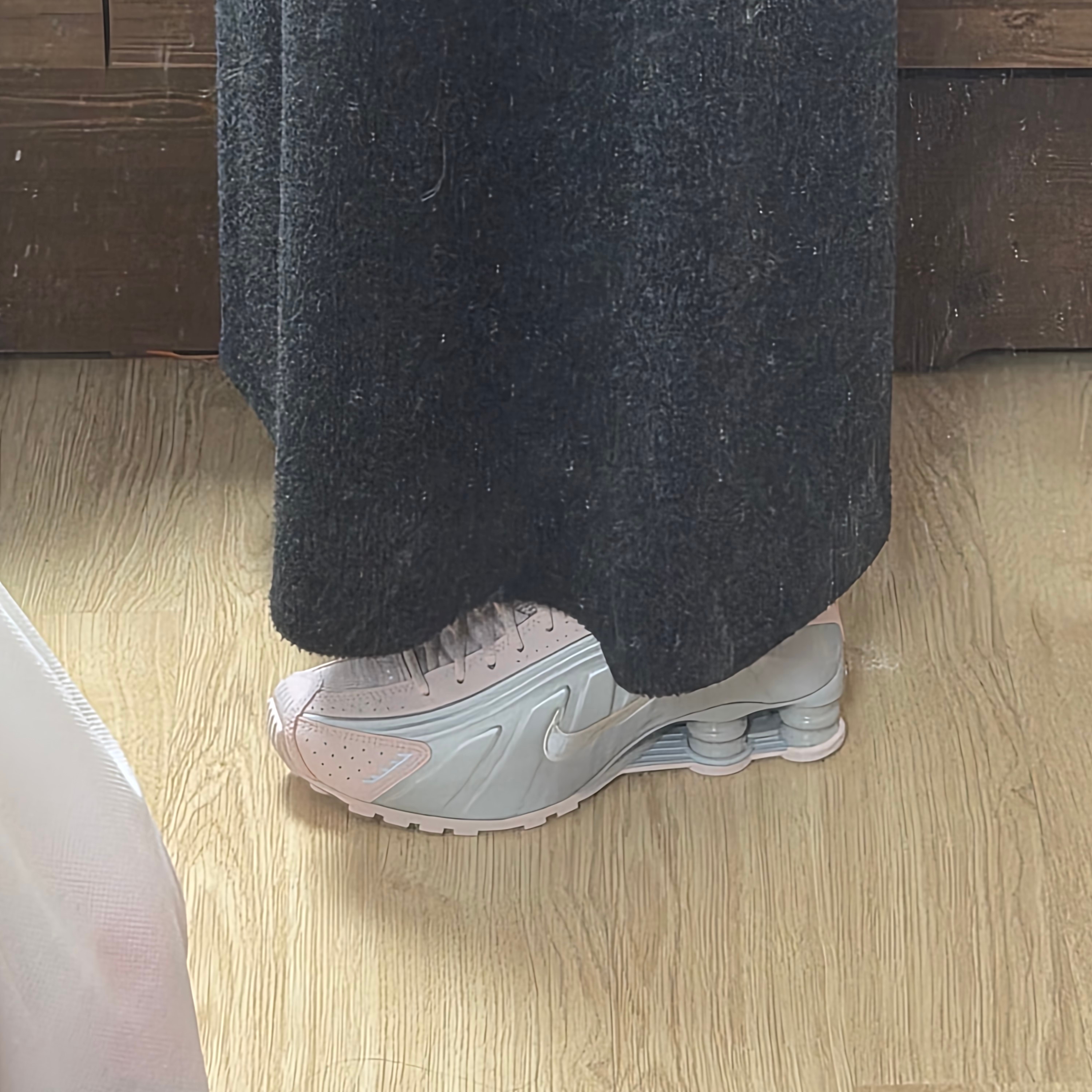 (W) Nike Shox R4 Barely Rose Metallic Platinum 착용 스타일