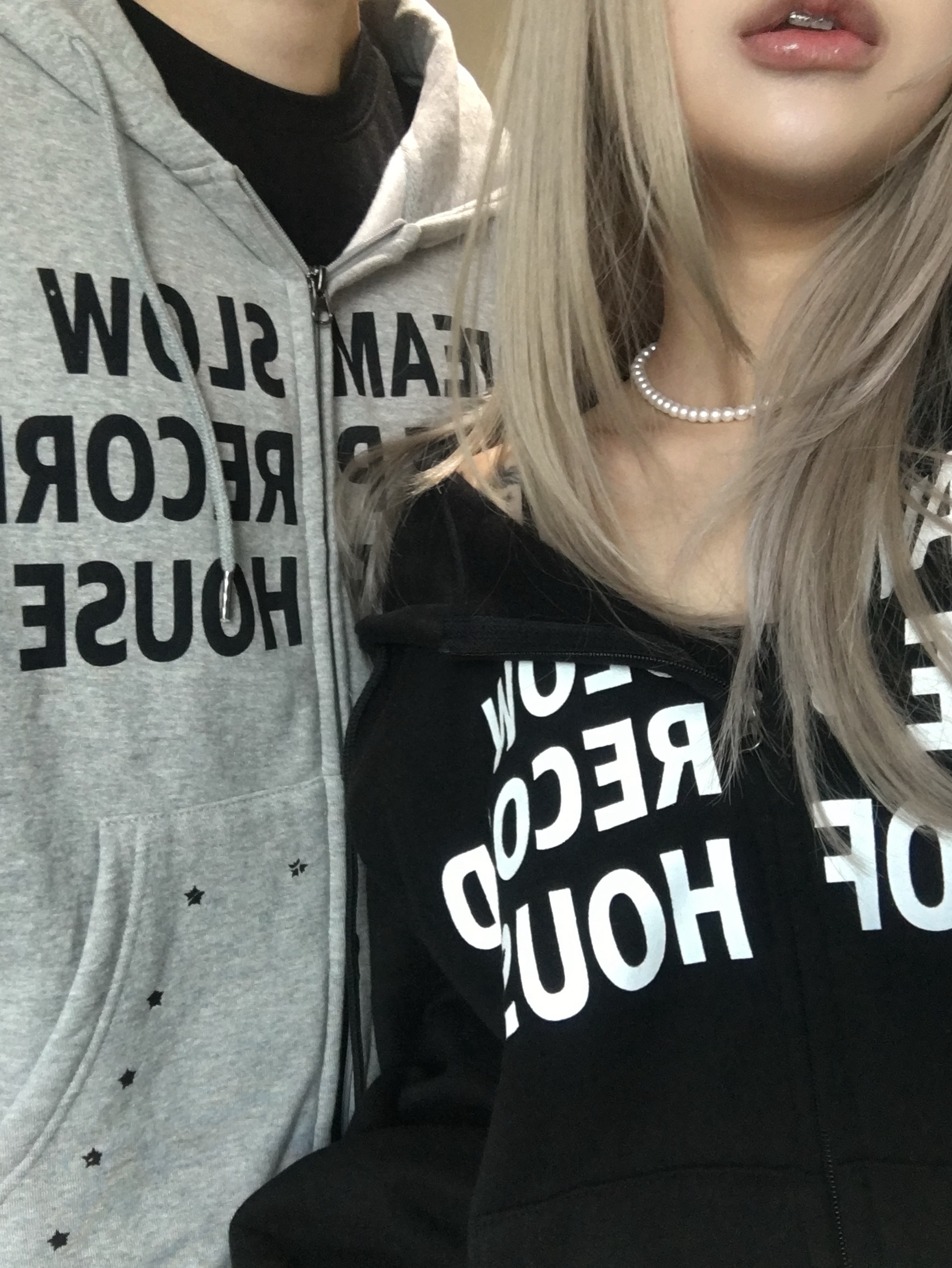 SLOW RECORD HOUSE Typo Star Hood Zip-Up Grey 착용 스타일 - 3