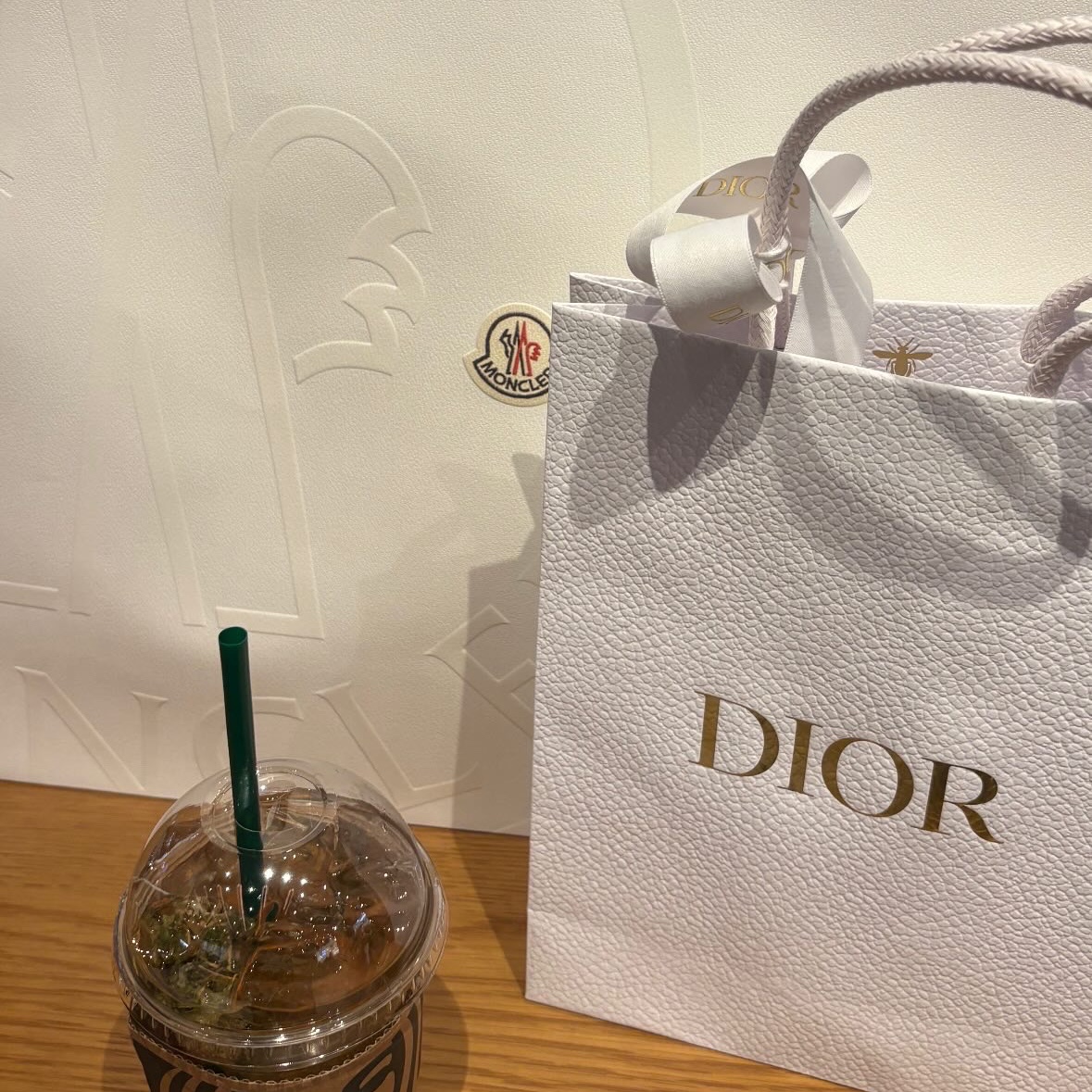 Dior 30 Montaigne Five Slot Card Holder Blue Dior Oblique Jacquard, (W) Moncler Lans Short Down Jacket Black - 26SS 착용 스타일 - 1