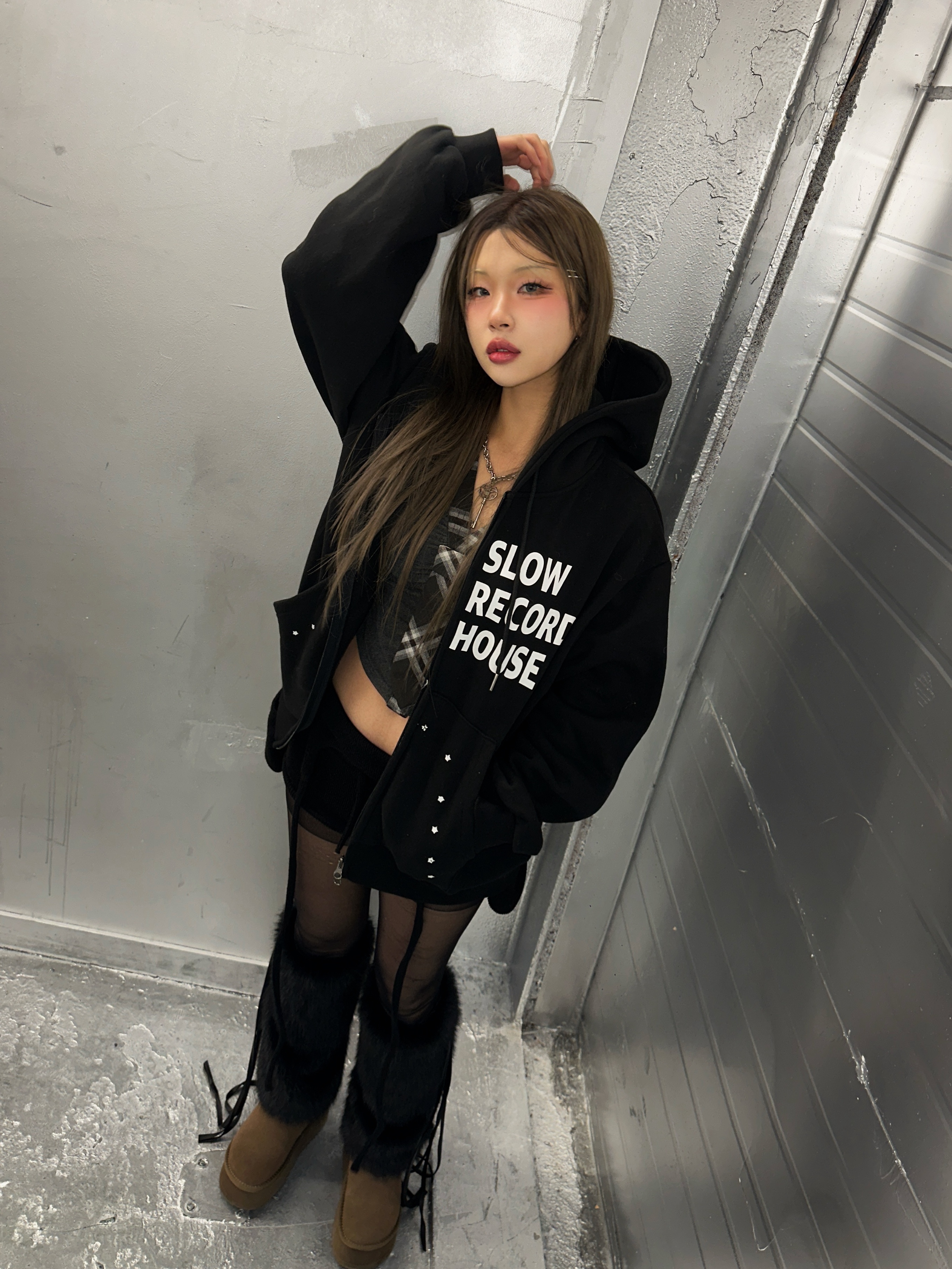 SLOW RECORD HOUSE Typo Star Hood Zip-up Black 착용 스타일 - 2