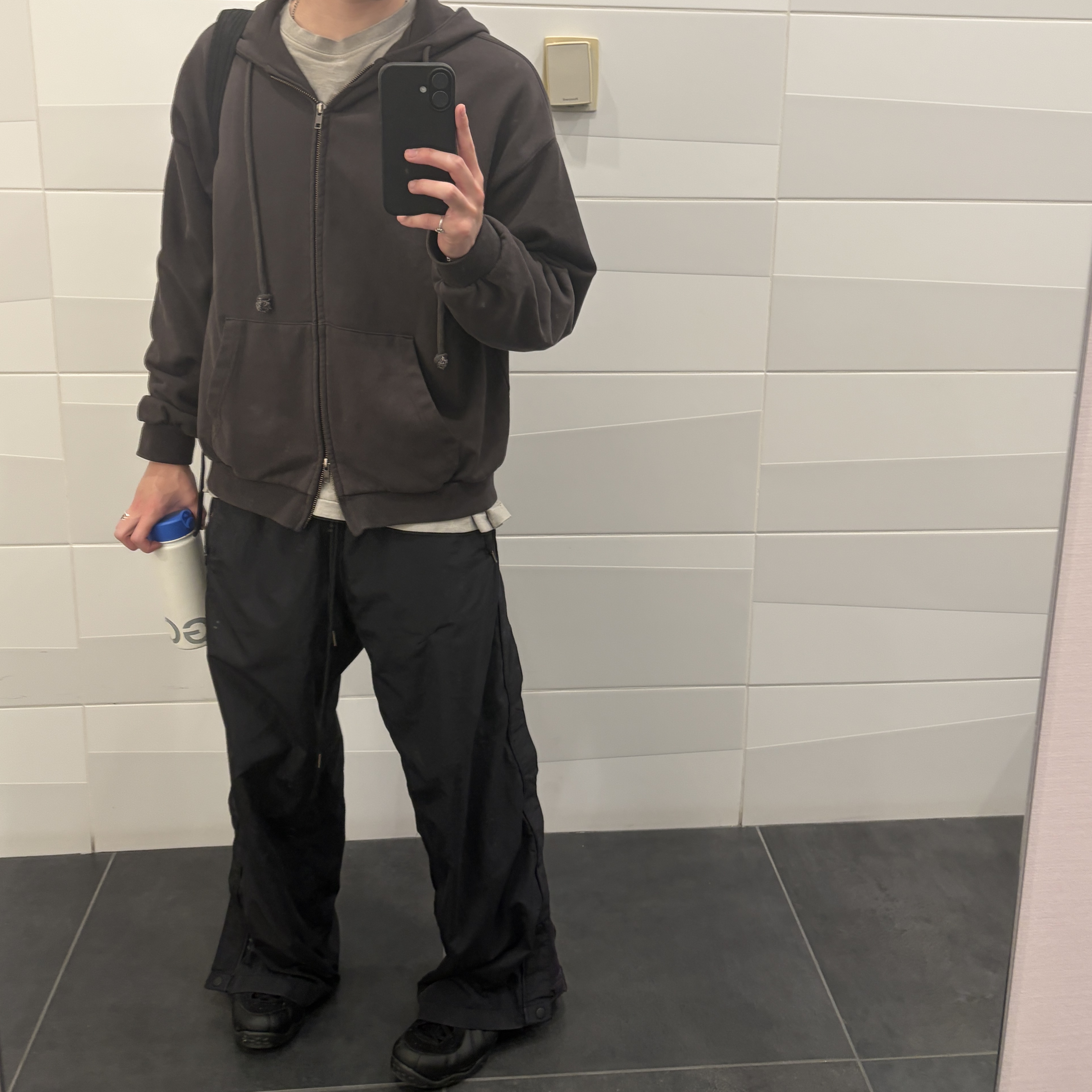 Nike Air Foamposite One Black Anthracite, Polyteru 1011 Nylon Track Pants Triple Black 착용 스타일