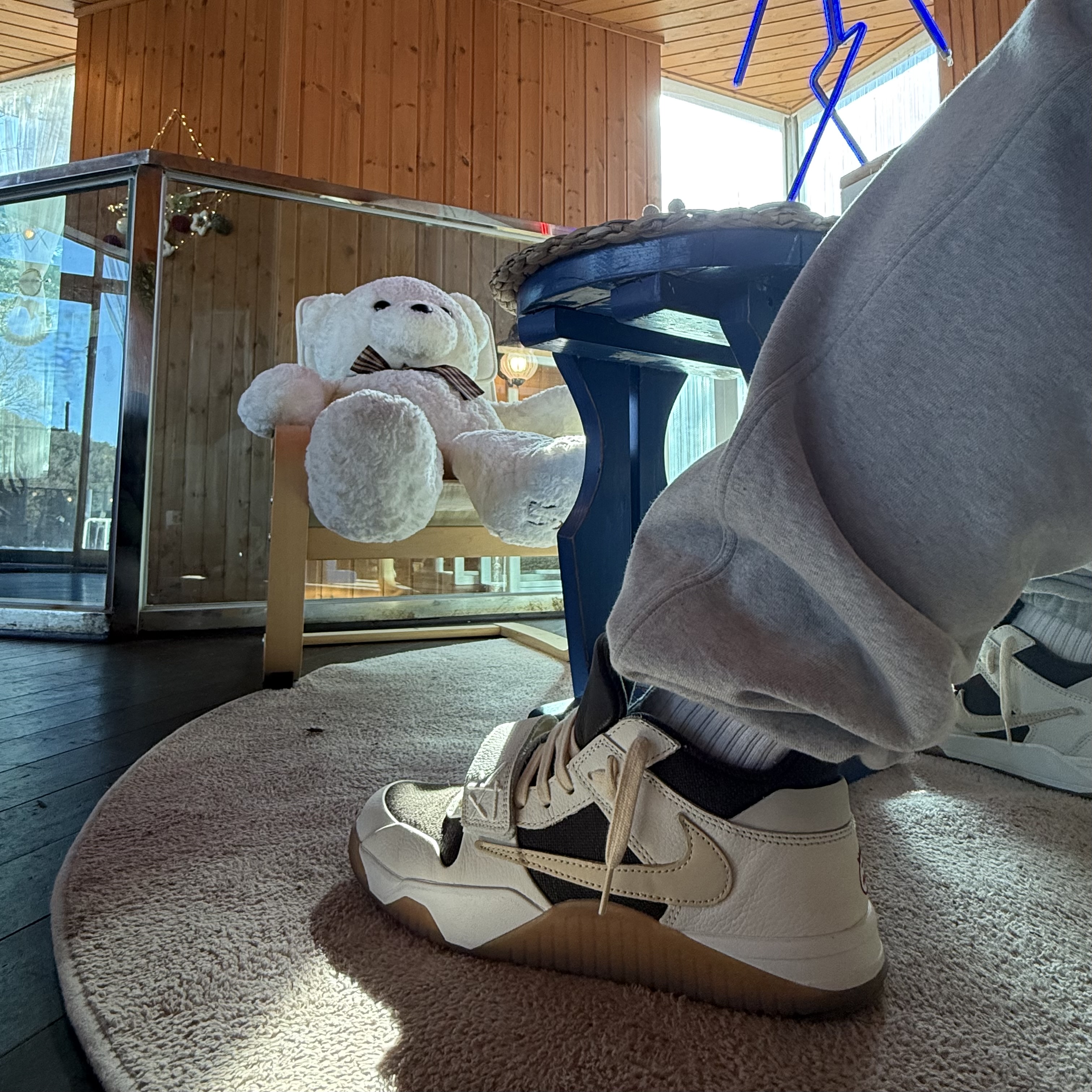 Jordan x Travis Scott Jumpman Jack TR Sail and Dark Mocha 착용 스타일 - 2