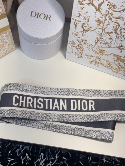 (W) Dior Toile de Jouy Sauvage Mitzah Scarf Silk Twill Ivory Grey 착용 스타일 - 4