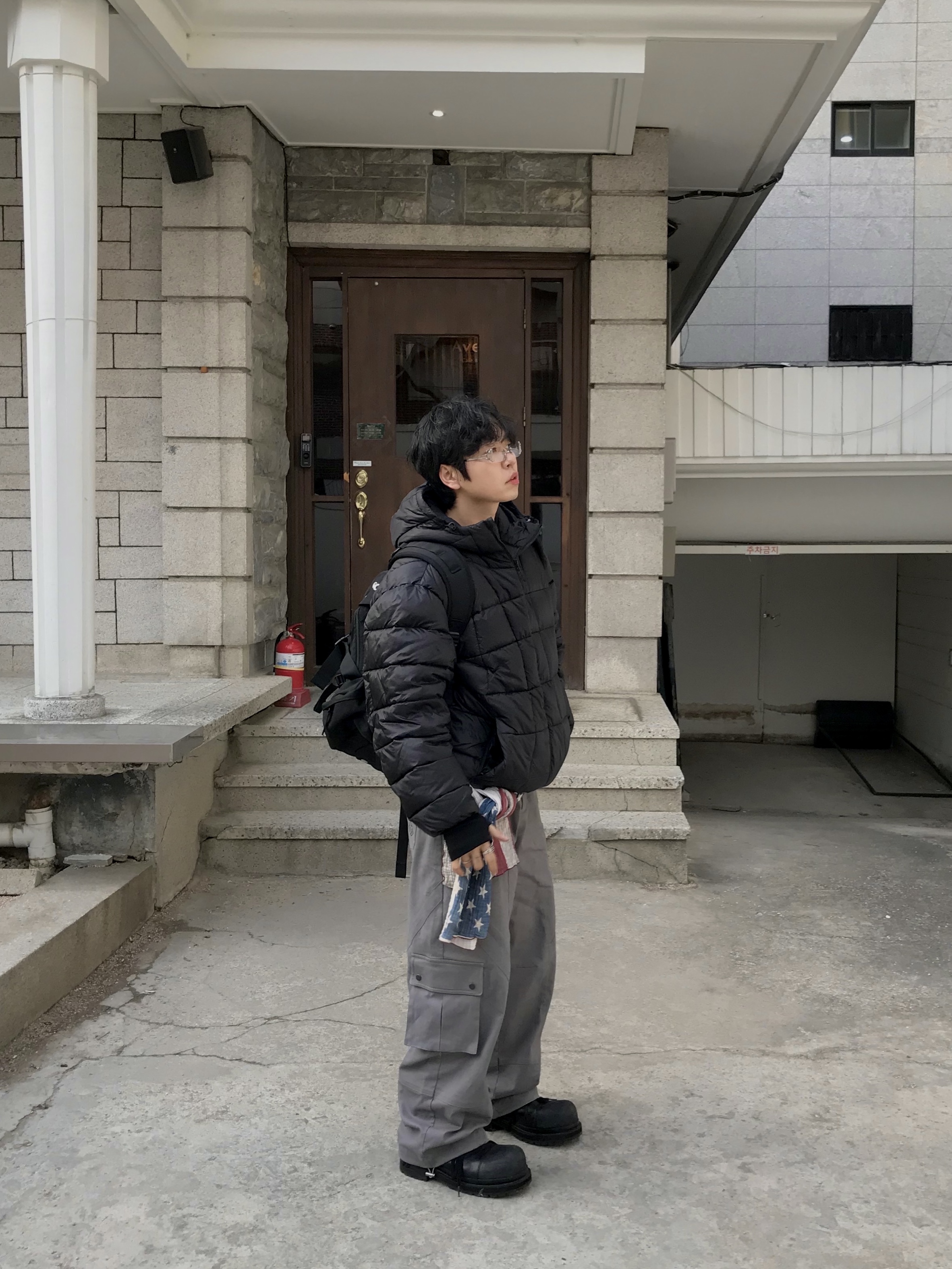 Oakley Icon RC Backpack Blackout, Gentle Monster Mosh 02 Silver Clear 착용 스타일 - 2