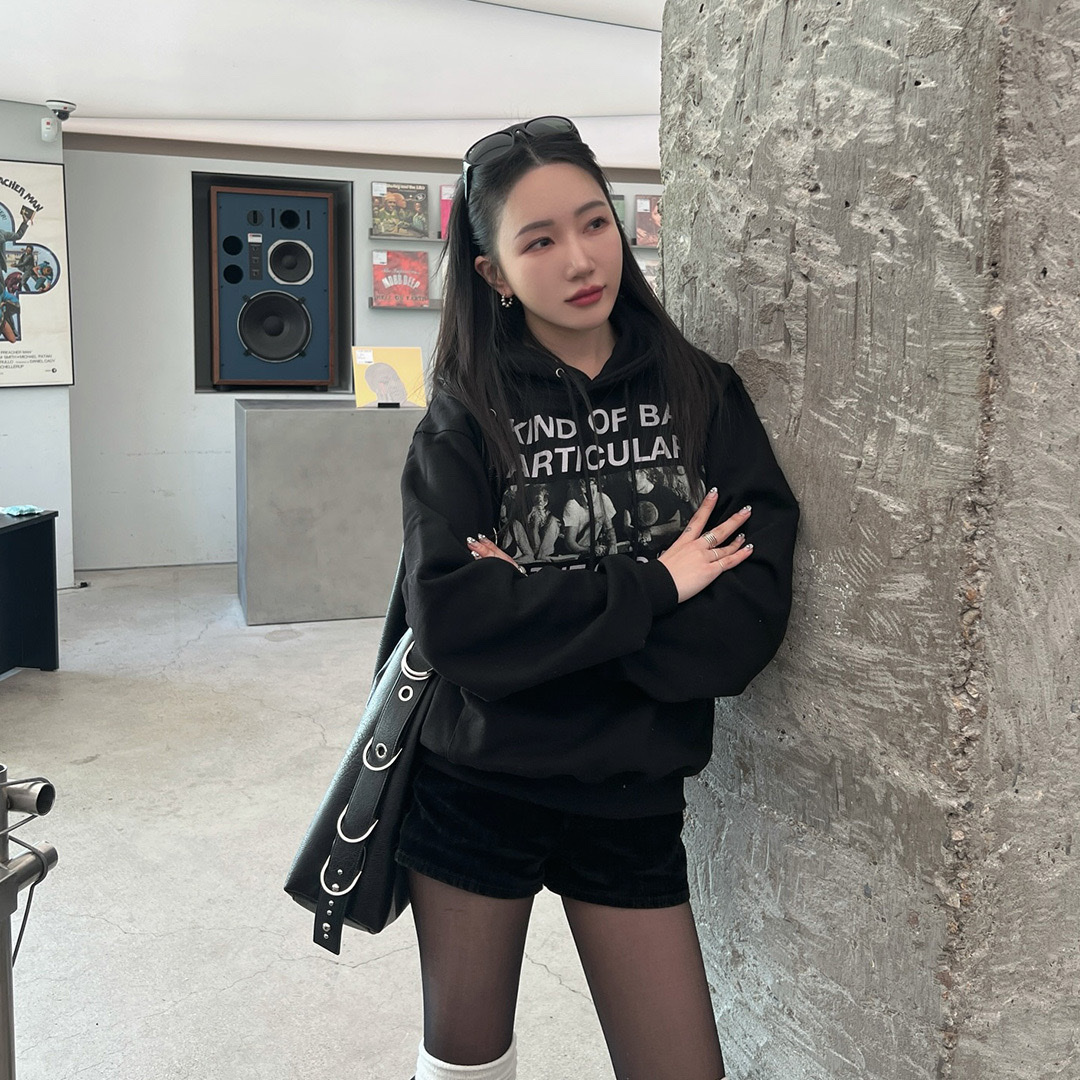 Thevinylhouse Western Saloon Hoodie Black 착용 스타일
