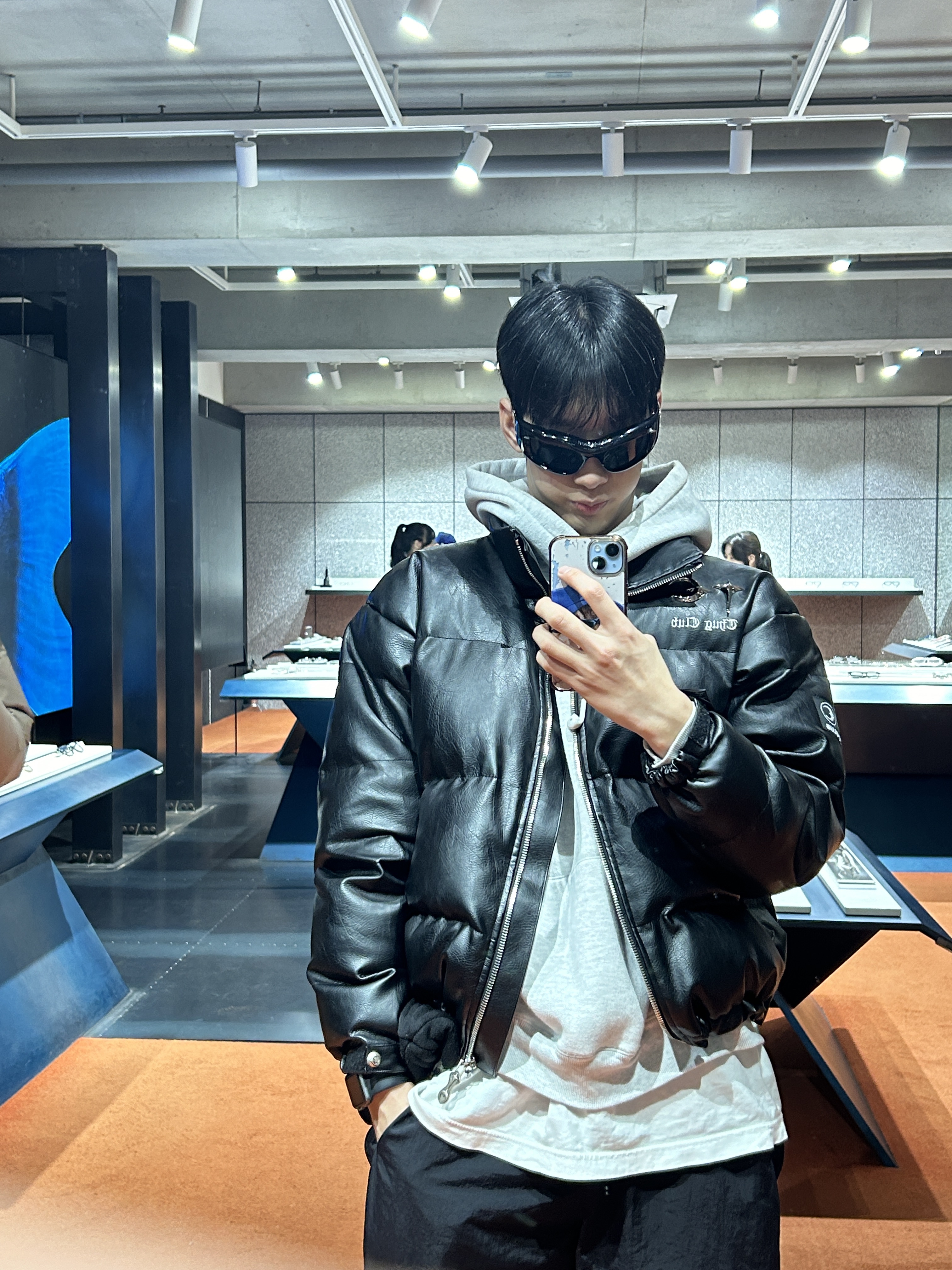 Thug Club Leather Puffer Jacket Black (Polyester) 착용 스타일 - 2