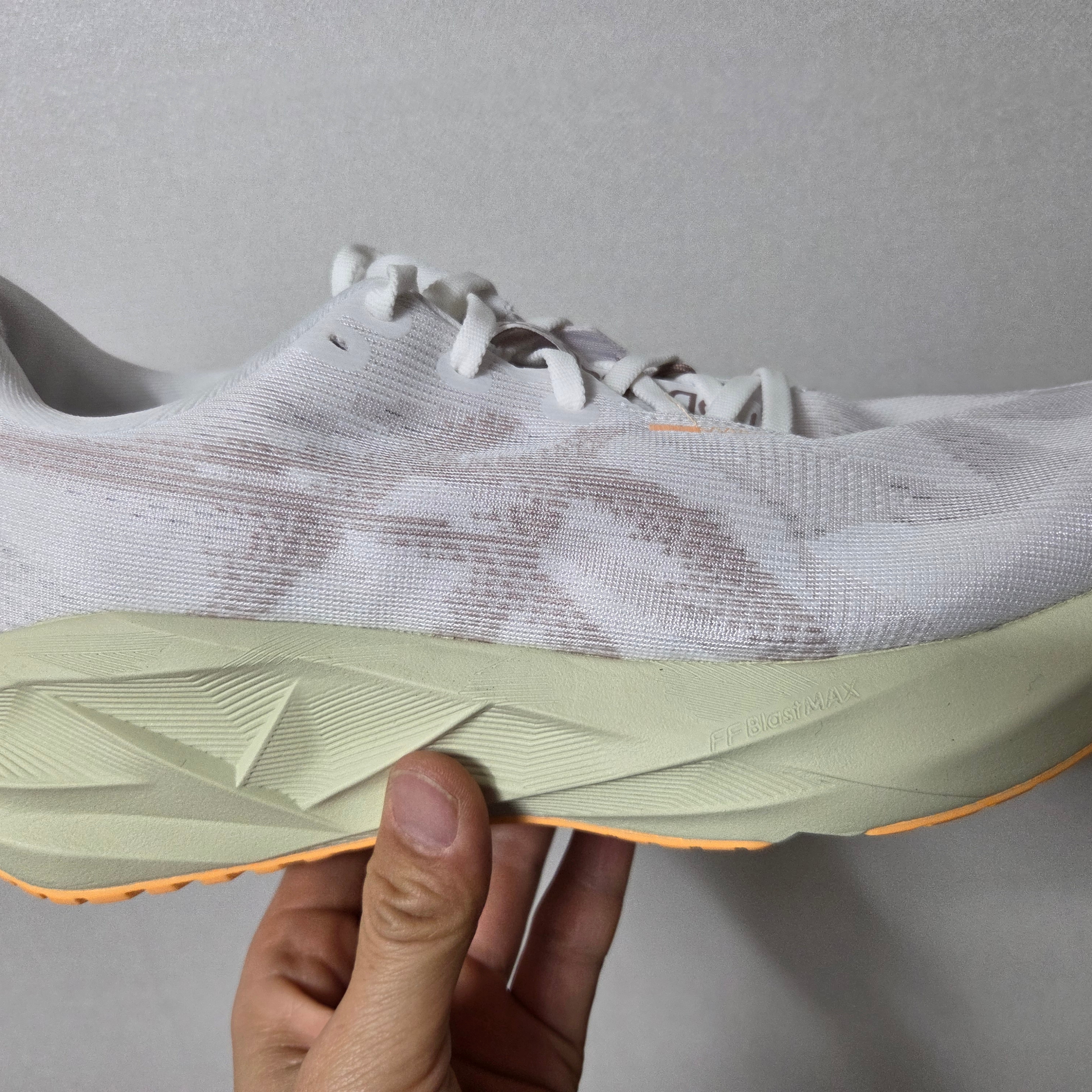 Asics Novablast 5 White Fawn 착용 스타일 - 2