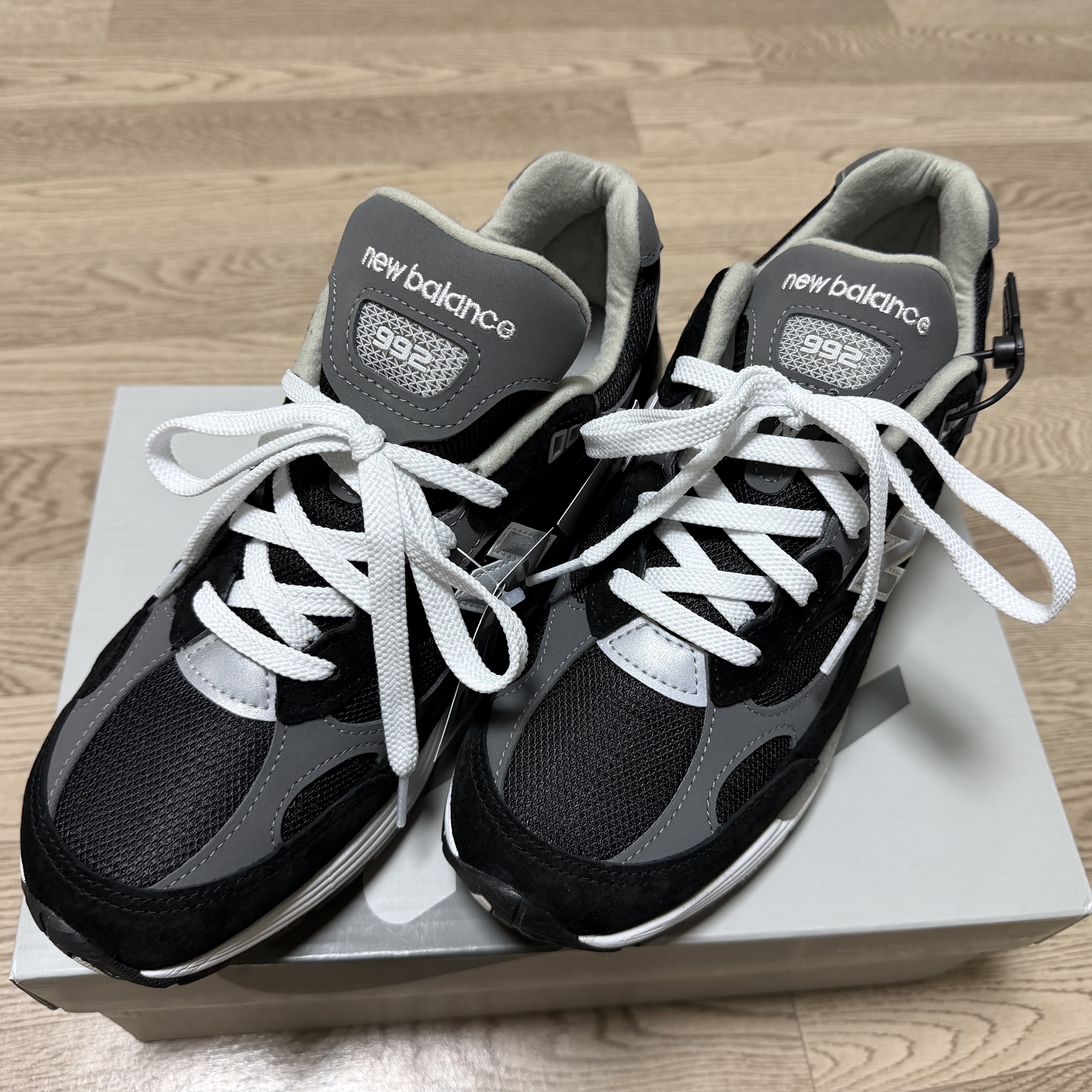 New Balance 992 Made in USA Core Black Grey 착용 스타일 - 2