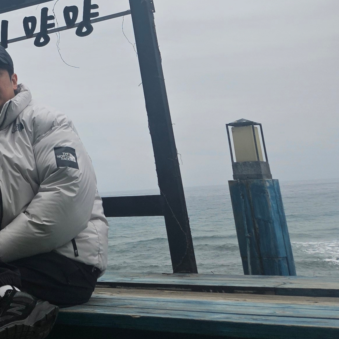The North Face White Label Glossy Down Jacket White Sand 착용 스타일