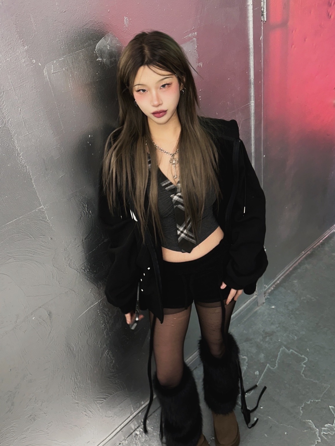 SLOW RECORD HOUSE Typo Star Hood Zip-up Black 착용 스타일 - 3