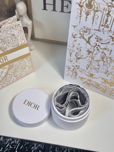 (W) Dior Toile de Jouy Sauvage Mitzah Scarf Silk Twill Ivory Grey 착용 스타일 - 5