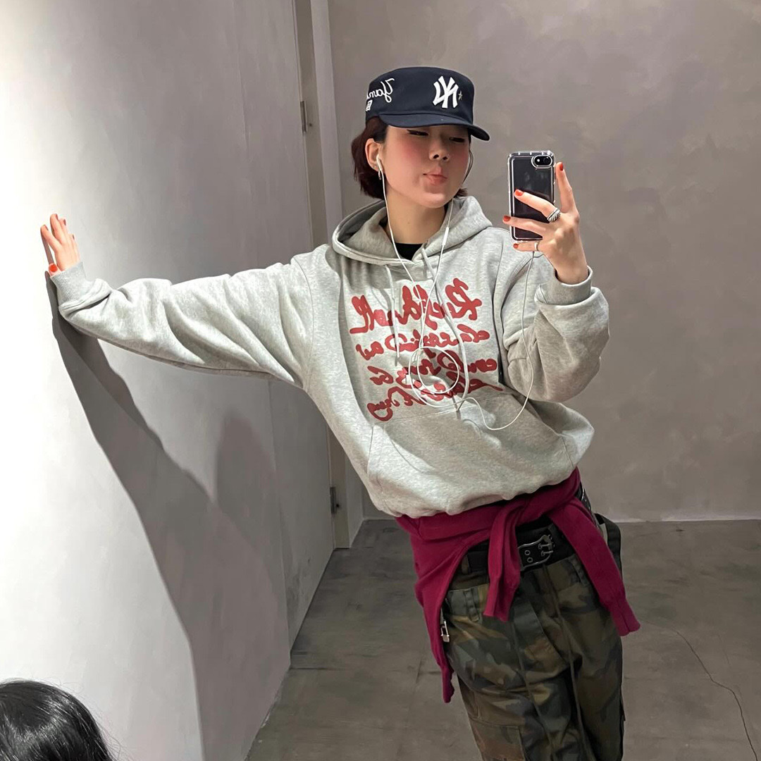 Thevinylhouse Cursive Writing Typo Hoodie Grey, New Era MLB New York Yankees Pillbox Series Ball Cap Navy 착용 스타일